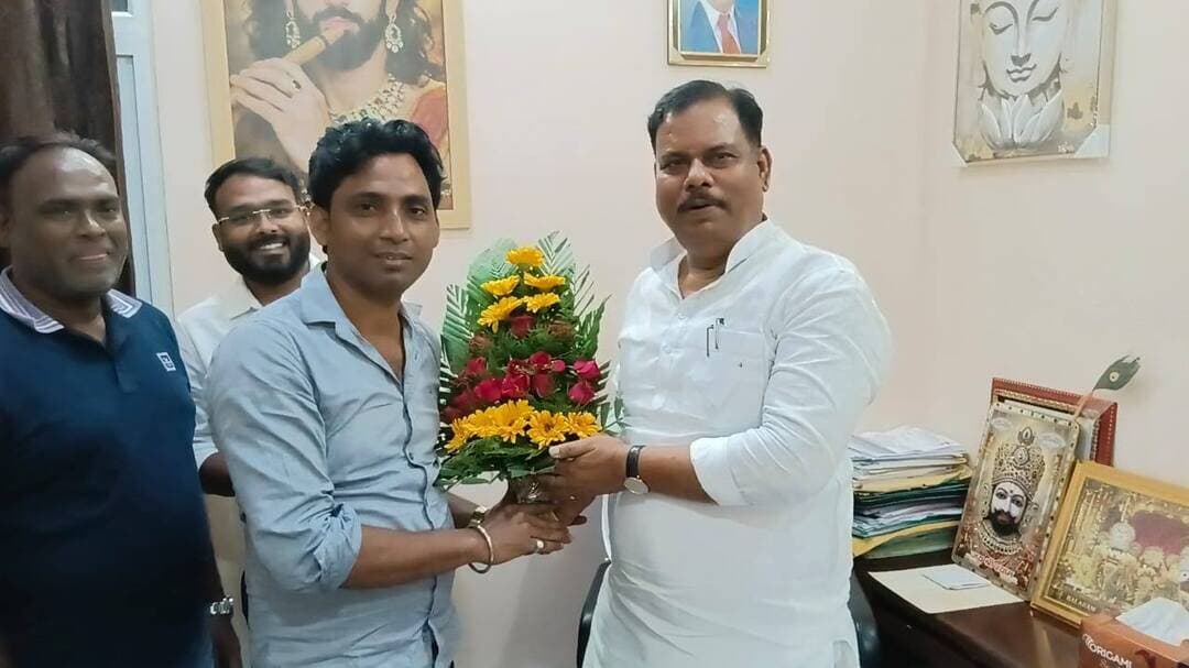 शेखपुरा में गन्ना उद्योग लगाने की मांग को लेकर मंत्री संजय पासवान से मिले चेवाड़ा प्रखंड अध्यक्ष LJPR अमजद सिद्दीकी।
शेखपुरा जिले के चेवाड़ा निवासी समाजसेवी एवं युवा नेता अमजद सिद्दीकी ने बिहार सरकार के गन्ना उद्योग विभाग के मंत्री संजय पासवान से मुलाकात की। इस दौरान अमजद सिद्दीकी ने मंत्री को गुलदस्ता भेंट कर सम्मानित किया और क्षेत्र की विभिन्न समस्याओं से अवगत कराया। मुलाकात के दौरान अमजद सिद्दीकी ने शेखपुरा जिले में गन्ना उद्योग स्थापित करने की मांग प्रमुखता से रखी। उन्होंने कहा कि जिले में गन्ना उद्योग स्थापित होने से किसानों को अपनी उपज का बेहतर लाभ मिल सकेगा तथा स्थानीय स्तर पर रोजगार के अवसर भी बढ़ेंगे।
चेवाड़ा प्रखंड के LJPR प्रखंड अध्यक्ष अमजद सिद्दीकी ने प्रखंड क्षेत्र की विभिन्न समस्याओं को भी मंत्री संजय पासवान के समक्ष रखा। उन्होंने क्षेत्र के विकास और लोगों की समस्याओं के समाधान की दिशा में आवश्यक पहल करने का आग्रह किया। मंत्री संजय पासवान ने अमजद सिद्दीकी को आश्वासन देते हुए कहा कि शेखपुरा जिले में जहां भी गन्ना उद्योग लगाने के लिए उपयुक्त जमीन उपलब्ध होगी, वहां उद्योग स्थापित करने की दिशा में हरसंभव प्रयास किया जाएगा। उन्होंने कहा कि क्षेत्र के विकास के लिए हर संभव मदद की जाएगी। मंत्री ने चेवाड़ा प्रखंड क्षेत्र की समस्याओं को भी गंभीरता से लेते हुए उनके समाधान के लिए आवश्यक पहल करने का आश्वासन दिया। मुलाकात के दौरान क्षेत्र के विकास, किसानों के हित और रोजगार के अवसर बढ़ाने को लेकर भी चर्चा हुई।
