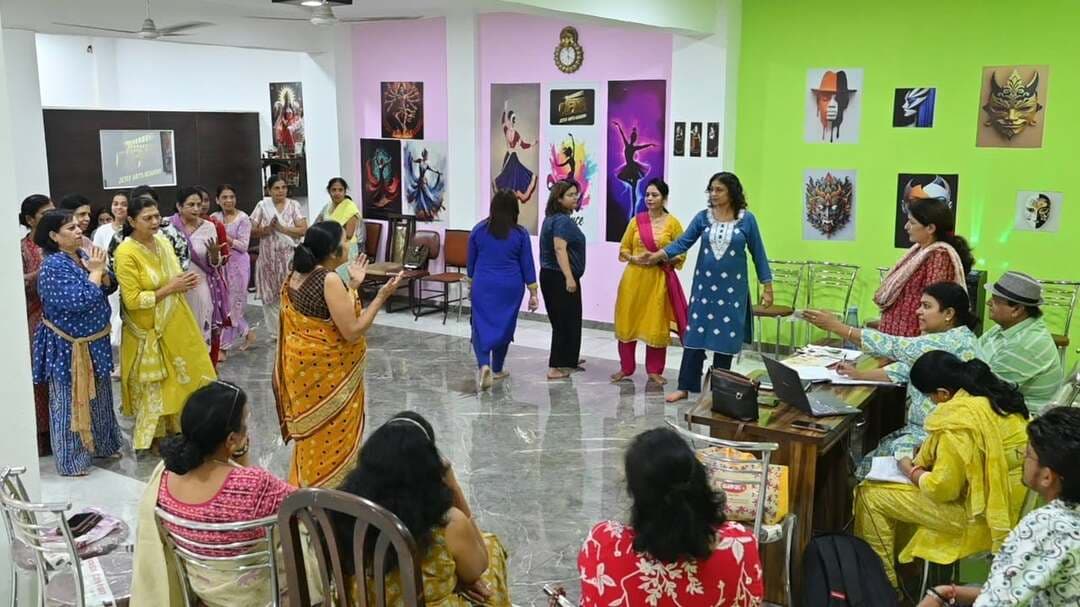 ज़ीरकपुर में पंजाब की पावन धरती पर 108 से अधिक महिलाओं द्वारा होगा विश्व की प्रथम डिजिटल महिला रामलीला का पाँचवाँ मंचन
ज़ीरकपुर, पंजाब।
भारतीय संस्कृति, सनातन परंपराओं और पारिवारिक मूल्यों को नई पीढ़ी तक पहुँचाने के उद्देश्य से सामाजिक संस्था ‘जड़ों से जुड़ो’ द्वारा महिलाओं द्वारा अभिनीत विश्व की प्रथम डिजिटल महिला रामलीला का पाँचवाँ भव्य मंचन किया जा रहा है।
यह आयोजन 11 से 20 अक्टूबर 2026 तक प्रतिदिन सायं 8:00 बजे से 11:00 बजे तक, पार्किंग ग्राउंड, चिनार होम्स, पीरमुच्छल्ला, ज़ीरकपुर, जिला मोहाली, पंजाब में होगा।
वर्ष 2022 से निरंतर आयोजित हो रही इस रामलीला में इस वर्ष 108 से अधिक महिलाएँ विभिन्न पात्रों की भूमिका निभाएँगी। इसमें छह माह की नन्ही बेटी से लेकर 83 वर्ष की माता तक शामिल हैं। बालिकाओं, गृहिणियों, छात्राओं, शिक्षिकाओं, नौकरीपेशा महिलाओं, उद्यमियों, वकीलों, सीए, आईटी प्रोफेशनल्स, रियल एस्टेट से जुड़े लोगों तथा दादी-नानियों का यह अनूठा समूह रामायण का मंचन करेगा।
‘जड़ों से जुड़ो’ की संस्थापक एवं अध्यक्षा श्रीमती एकता नागपाल ने बताया कि इस आयोजन का उद्देश्य महिलाओं को अपनी संस्कृति और समाज से जोड़ते हुए नई पीढ़ी तक सनातन मूल्यों को पहुँचाना है। उन्होंने कहा कि यह केवल रामलीला नहीं, बल्कि महिला शक्ति, सामाजिक सहभागिता और सांस्कृतिक चेतना का उत्सव है।
इस वर्ष मंचन में AI एवं आधुनिक डिजिटल तकनीक, भव्य प्रकाश, ध्वनि एवं डिजिटल प्रभावों का प्रयोग किया जाएगा। दिव्यांगजनों एवं एसिड अटैक सर्वाइवर्स एवं किन्नर समाज की सहभागिता भी आयोजन को विशेष बनाएगी।
रामलीला को डिजिटल एवं विभिन्न मीडिया प्लेटफॉर्म्स के माध्यम से व्यापक दर्शक वर्ग तक पहुँचाने की तैयारी है। पिछले वर्षों की तरह इस वर्ष भी करोड़ों की तादाद में लोग इसे ऑनलाइन देखेंगे, जबकि आयोजन स्थल पर हजारों की संख्या में दर्शकों के पहुँचने की उम्मीद है।
आयोजन में वरिष्ठ राजनीतिक जनप्रतिनिधियों, प्रशासनिक एवं पुलिस अधिकारियों तथा पूजनीय संत-महात्माओं की गरिमामयी उपस्थिति एवं आशीर्वाद भी प्राप्त होगा।
महिला सशक्तिकरण की इस पहल में पुरुषों का भी महत्वपूर्ण सहयोग मिल रहा है। रविंदर पंघाल जी, राजीव शर्मा जी, अनूप भट्ट जी, प्रमोद राणा जी, विकास बंसल जी, विशाल गर्ग जी,विकास नागपाल जी, दीपक जी सहित अनेक सहयोगी आयोजन को सफल बनाने में सक्रिय भूमिका निभा रहे हैं।
श्रीमती एकता नागपाल ने कहा कि महिला सशक्तिकरण महिलाओं और पुरुषों के बीच प्रतिस्पर्धा नहीं, बल्कि समाज की सामूहिक प्रगति का माध्यम है। ‘जड़ों से जुड़ो’ की यह पहल संस्कृति, तकनीक और सामाजिक सहभागिता को एक मंच पर लाने का प्रयास है।
आयोजन विवरण
अवधि: 11–20 अक्टूबर 2026
समय: सायं 8:00–11:00 बजे
स्थान: पार्किंग ग्राउंड, चिनार होम्स, पीरमुच्छल्ला, ज़ीरकपुर, जिला मोहाली, पंजाब
विशेष आकर्षण: 108+ महिला कलाकार | AI एवं डिजिटल तकनीक | भव्य प्रकाश एवं ध्वनि | सामाजिक संदेश | दिव्यांग एवं एसिड अटैक सर्वाइवर्स की सहभागिता एवं किन्नर समाज की सहभागिता