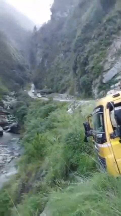 हिमगिरी-सियुल मार्ग पर हादसा टला
चढ़ाई पर पीछे खिसका रेत से लदा टिप्पर, नाले में गिरने से बाल-बाल बचा
चंबा, 1 अक्टूबर 2026
चंबा के हिमगिरी-सियुल मार्ग पर गुरुवार को उस समय बड़ा हादसा टल गया, जब रेत से लदा एक मालवाहक टिप्पर चढ़ाई चढ़ते समय अचानक पीछे की ओर खिसकने लगा।
देखते ही देखते टिप्पर सड़क के किनारे पहुंच गया और नाले की तरफ झुकने लगा। इससे मौके पर मौजूद लोगों में कुछ देर के लिए अफरा-तफरी का माहौल बन गया। गनीमत रही कि टिप्पर नाले में गिरने से पहले ही रुक गया।
मौके पर मौजूद स्थानीय लोगों ने तत्परता दिखाते हुए टिप्पर के पिछले पहियों के आगे बड़े-बड़े पत्थर लगा दिए, ताकि वह आगे खिसककर नाले में न जा सके। इसी दौरान लोगों ने टिप्पर में सवार चालक को भी सुरक्षित बाहर निकाल लिया। घटना में चालक के सुरक्षित होने की सूचना है।
स्थानीय लोगों के अनुसार यदि टिप्पर नाले में गिर जाता तो बड़ा हादसा हो सकता था। घटना के बाद कुछ समय तक मार्ग पर यातायात भी प्रभावित रहा।
स्थानीय लोगों ने बताया कि मार्ग के इस हिस्से में खड़ी चढ़ाई और सड़क की खराब स्थिति के कारण भारी वाहनों को आवागमन में परेशानी का सामना करना पड़ता है।
लोगों ने संबंधित विभाग से मांग की है कि हिमगिरी-सियुल मार्ग के इस संवेदनशील हिस्से की सड़क की स्थिति में सुधार किया जाए तथा आवश्यक सुरक्षा उपाय किए जाएं, ताकि भविष्य में इस तरह की घटनाओं की आशंका को कम किया जा सके।
ट्राइबल लाइव न्यूज़ — खबर वही, जो जमीन पर दिखे।