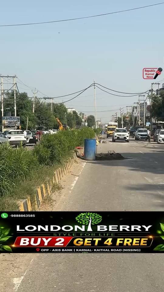 लाइट के खम्बो का बेस तैयार होते हुए, देखते हैं कितने दिन चलेगा यह खम्बो का बेस, भूसा और परली से भरी-भरी ट्राली सड़क पर गुजरती हैं देखते हैं खाबो का यह बसें उन्हें झेल पाएगा भी क्या नहीं यह बताएगा आने वाला समय