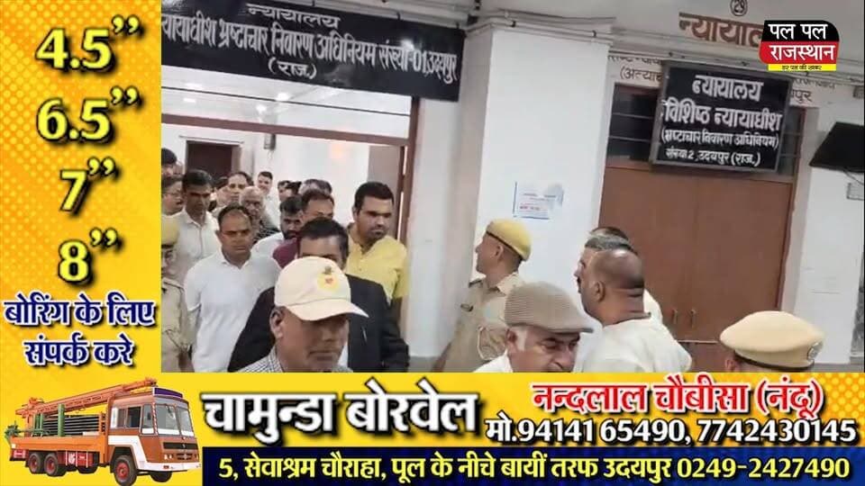 उदयपुर में बहु चर्चित 2 करोड रुपए रिश्वत मामले में आज एसीबी ने आरोपियों को कोर्ट में पेश किया। दोनों ही पक्षों की दलील सुनने के पश्चात कोर्ट ने दोनों ही आरोपियों की तीन दिन की पीसी रिमांड अवधि को बढ़ाया। एसीबी अब दोनों ही आरोपियों को 3 अक्टूबर को कोर्ट में पेश करेगी। मामला गंभीर प्रवृत्ति का होने के कारण एसीबी अनुसंधान में कहीं और तथ्यों को खंगालेगी। आपको बता दे की यह पूरा मामला उदयपुर में 272 भूखंड घोटाले से जुड़ा है और इसी को लेकर एसओजी जांच कर रही थी। मामले में जमानत पर चल रहे आरोपियों को रिश्वत के बदले जांच कमजोर करने के लिए एसओजी एएसपी मुकेश सोनी ने दलाल के जरिए 2 करोड रुपए की रिश्वत राशि मांगी थी। इस पूरे प्रकरण में एसीबी ने दलाल सज्जन सिंह और एसओजी एएसपी मुकेश सोनी को आरोपी माना और मामले में जांच जारी है। मामले में अनुसंधान कर रहे हैं एसीबी के वरिष्ठ अधिकारी महावीर सिंह ने बताया कि और आरोपियों से 3 दिन की पीसी रिमांड अवधि के दौरान कई और तथ्य भी सामने आएंगे वही 3 अक्टूबर को कोर्ट में पेश किया जाएगा।
बाइट -महावीर सिंह, अनुसंधान अधिकारी, एसीबी