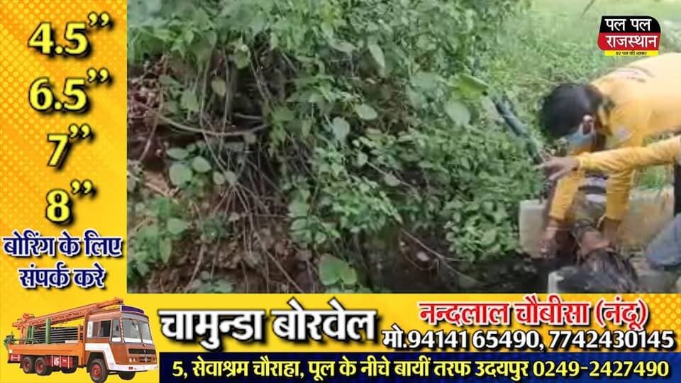 कानोड़ थाना पुलिस की बड़ी कार्रवाई
वीरिया गांव के कुएं में मिले शव की गुत्थी सुलझी, एक आरोपी गिरफ्तार, दो नाबालिग डिटेन
कानोड़। उदयपुर जिले के कानोड़ थाना क्षेत्र के वीरिया गांव में कुएं में मिले नाबालिग के शव की घटना का पुलिस ने खुलासा करते हुए एक आरोपी को गिरफ्तार किया है, जबकि दो नाबालिगों को डिटेन किया गया है। मामले में शामिल अन्य आरोपियों की तलाश जारी है।
पुलिस के अनुसार जिला पुलिस अधीक्षक डॉ. अमृता दुहन के निर्देशानुसार, अतिरिक्त पुलिस अधीक्षक खेरवाड़ा रजत बिश्नोई एवं वृत्ताधिकारी वल्लभनगर श्रवण दास संत के सुपरविजन में थानाधिकारी भंवरलाल के नेतृत्व में पुलिस टीम ने कार्रवाई की।
घटना का विवरण:
24 सितंबर 2026 को नाबालिग के परिजनों ने कानोड़ थाने में रिपोर्ट दर्ज कराई थी कि उनका नाबालिग पुत्र रात को गांव में गणपति देखने गया था, लेकिन वापस घर नहीं लौटा। पुलिस ने धारा 137(2) बीएनएस के तहत मामला दर्ज कर जांच शुरू की।
जांच के दौरान पुलिस टीमों ने मुखबिर तंत्र एवं साइबर सेल के तकनीकी सहयोग से मामले की कड़ियां जोड़ीं। पुलिस जांच में सामने आया कि गांव के ईश्वरलाल और उसके साले इंद्रमल ने अपने साथियों के साथ कथित रूप से बिजली के तार काटकर चोरी करने की योजना बनाई थी। इसी दौरान नाबालिग को भी अपने साथ ले जाया गया।
पुलिस के अनुसार, तार काटते समय अचानक करंट आने से नाबालिग खंभे से नीचे गिर गया, जिससे उसकी मौके पर मौत हो गई। इसके बाद कानूनी कार्रवाई से बचने और साक्ष्य मिटाने के उद्देश्य से शव को कुएं में डाल दिया गया।
पुलिस ने मामले में इंद्रमल (18) पुत्र शंकरलाल, निवासी बोर का पानी, थाना लसाड़िया, जिला सलूंबर को गिरफ्तार किया है तथा दो नाबालिगों को डिटेन किया गया है। पुलिस द्वारा मामले में शामिल अन्य आरोपियों की तलाश एवं आगे की जांच जारी है।
