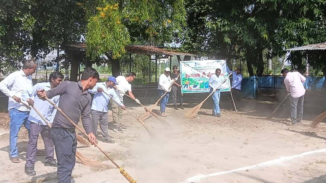 🧹 पावरग्रिड औरैया कार्यालय में स्वच्छता ही सेवा अभियान के तहत विशेष साफ-सफाई अभियान आयोजित 🧹
पावरग्रिड कॉर्पोरेशन ऑफ इंडिया लिमिटेड, औरैया टीएलएम कार्यालय में "स्वच्छता ही सेवा" अभियान के अंतर्गत विशेष साफ-सफाई अभियान चलाया गया। क्षेत्रीय मुख्यालय, उत्तरी क्षेत्र-3, लखनऊ के दिशा-निर्देशन में 17 सितम्बर से 02 अक्टूबर 2026 तक चल रहे इस अभियान के क्रम में 17 सितम्बर को सभी कार्मिकों ने स्वच्छता शपथ ली तथा 01 अक्टूबर को कार्यालय परिसर एवं आसपास के क्षेत्र में विशेष सफाई अभियान चलाकर स्वच्छता का संदेश दिया।
अभियान का नेतृत्व वरिष्ठ उपमहाप्रबंधक एवं कार्यालय प्रभारी श्री दुर्गेश कुमार सिंह ने किया।
इस अवसर पर श्री नरेंद्र कुमार, श्री पंकज कुमार, श्री अभिषेक पाण्डेय, श्री अनुज सिंह सिकरवार, श्री अजय श्रीवास्तव, श्री रवी यादव, चालक श्री संजय कुमार, श्री धीर सिंह, श्री लालू सिंह तथा फिटर श्री टिंकू कुमार, श्री राजीव, श्री कुंदन, श्री दिलीप, श्री रंजीत, श्री अनूप, श्री मोहित एवं श्री देवेंद्र उपस्थित रहे।
कार्यक्रम में उपस्थित अधिकारियों एवं कर्मचारियों ने स्वच्छता को दैनिक जीवन का महत्वपूर्ण हिस्सा बताते हुए स्वच्छ एवं स्वस्थ वातावरण बनाए रखने का संकल्प लिया।
♻️ स्वच्छता अपनाएं, स्वस्थ समाज बनाएं।
#POWERGRID #SwachhataHiSeva #Auraiya #SwachhBharat #CleanIndia #DibiyapurTheLegend
