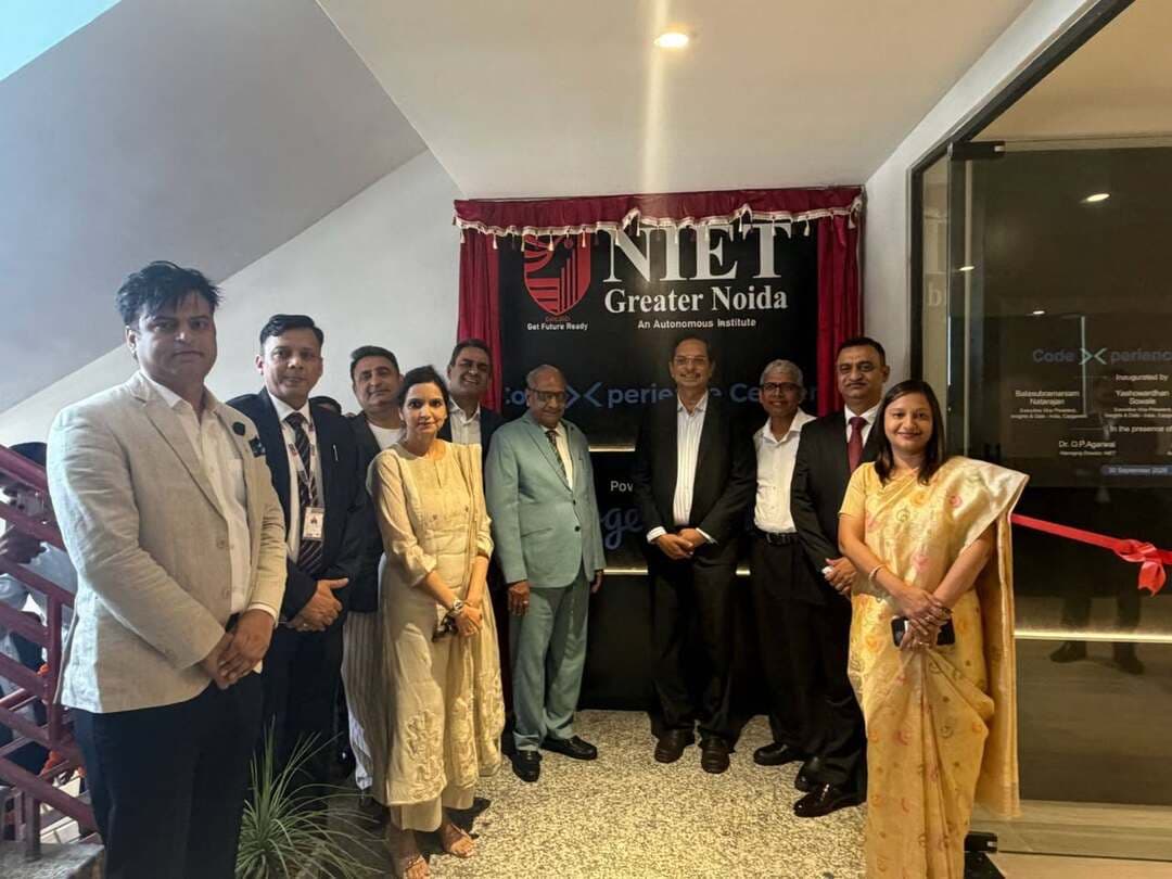 एनआईईटी ग्रेटर नोएडा और कैपजेमिनी ने उद्योग और शिक्षा जगत के गठबंधन को मजबूत करते हुए कोड एक्सपीरियंस सेंटर की शुरुआत की।
एनआईईटी ग्रेटर नोएडा ने उद्योग जगत की आवश्यकताओं और मानकों पर खरे उतरने वाले टैलेंट को विकसित करने की अपनी प्रतिबद्धता को और अधिक सुदृढ़ बनाते हुए, टेक्नोलॉजी क्षेत्र की अग्रणी कंपनी कैपजेमिनी के साथ कोड एक्सपीरियंस सेंटर की स्थापना अपने कैंपस में की है। कोड एक्सपीरियंस सेंटर, उद्योग एवं शिक्षा जगत के गठबंधन को नए आयाम स्थापित करने, अनुभव आधारित शिक्षा को नई पहचान देने, इनोवेशन को बढ़ावा देने तथा भविष्य की आवश्यकताओं के अनुरूप प्रशिक्षित एवं कुशल तकनीकी पेशेवरों को विकसित करने के लिए एक प्रभावशाली मंच प्रदान करेगा।
यह अनूठी पहल एनआईईटी के उत्कृष्ट शैक्षणिक पर्यावरण एवं कैपजेमिनी की औद्योगिक कुशलता को एक साथ मिलाकर विद्यार्थियों को नई उभरती हुई तकनीकों, औद्योगिक कार्य प्रणालियों तथा सहयोगात्मक दृष्टिकोण से वास्तविक जगत की चुनौतियों का समाधान करने वाली परिस्थितियों से परिचय कराएगी।
कैपजेमिनी कोड एक्सपीरियंस सेंटर क्लासरूम में संचालित शैक्षणिक प्रक्रियाओं तथा डिजिटल एवं आर्टिफिशियल इंटेलिजेंस पर आधारित कार्यक्षेत्र के बीच के अंतर को जोड़ने का काम करेगा।
इस अवसर पर उद्योग एवं शिक्षा जगत से ख्यातिप्राप्त गणमान्य व्यक्ति उपस्थित रहे। कैपजेमिनी से श्री बालासुब्रमण्यम नटराजन - एग्जीक्यूटिव वाइस प्रेसिडेंट-इनसाइट्स एवं डेटा- कैपजेमिनी इंडिया, श्री यशोवर्धन सोवाले - एग्जीक्यूटिव वाइस प्रेसिडेंट-इनसाइट्स एवं डेटा- कैपजेमिनी इंडिया, श्री पुनीत कूमरा – वाइस प्रेसिडेंट एवं हेड-अर्ली करियर्स प्रोग्राम-इंडिया, श्री अमित खुराना- सीनियर डायरेक्टर एवं ब्रांड हेड-इंडिया एवं सुश्री सुमन भट्टाचार्य-डायरेक्टर अर्ली करियर्स प्रोग्राम-इंडिया तथा एनआईईटी से डॉ ओ पी अग्रवाल-मैनेजिंग डायरेक्टर-एनआईईटी, डॉ नीमा अग्रवाल-एडिशनल मैनेजिंग डायरेक्टर-एनआईईटी एवं डॉ विनोद एम कापसे-डायरेक्टर-एनआईईटी ने अपनी उपस्थिति के इस कार्यक्रम की गरिमा बढ़ायी।
श्री बालासुब्रमण्यम नटराजन - एग्जीक्यूटिव वाइस प्रेसिडेंट-इनसाइट्स एवं डेटा- कैपजेमिनी इंडिया ने कहा कि, “ कैपजेमिनी कोड एक्सपीरियंस सेंटर विद्यार्थियों को वास्तविक दुनिया की चुनौतियों का समाधान करने का मंच प्रदान करेगा। इस प्रकार के बहु-आयामी गठबंधन से लिटरेसी, इंनोवेशन, तथा अनवरत शिक्षा का पर्यावरण बनाकर हम भविष्य की आवश्यकताओं के अनुकूल पेशेवर तैयार होंगे, जो व्यापार एवं समाज पर दीर्घकालिक प्रभाव डालेंगे।”
इस पहल के बारे में जानकारी देते हुए डॉ नीमा अग्रवाल-एडिशनल मैनेजिंग डायरेक्टर-एनआईईटी ने कहा कि, “ कैपजैमिनी के सहयोग से स्थापित कोड एक्सपीरियंस सेंटर एक ऐसा शैक्षिक पर्यावरण तैयार करेगा जिसमें विद्यार्थी संस्थान के कैंपस में ही रहते हुए औद्योगिक परिदृश्यों और स्थितियों से रूबरू हो सकेंगे. यह विद्यार्थियों को अनुभव आधारित शिक्षा, इंनोवेशन के प्रति नया दृष्टिकोण, मेंटरशिप के माध्यम से उद्योग जगत के भविष्य की आवश्यकताओं के अनुरूप पेशेवरों के रूप में प्रस्तुत करेगा।”
दोनों संस्थानों के शीर्ष नेतृत्व की उपस्थिति ने अनुभव आधारित शिक्षा, इंडस्ट्री एक्सपोज़र तथा इनोवेशन के माध्यम से भविष्य के लिए पेशेवरों को तैयार करने की प्रतिबद्धता को नई दिशा दी तथा इसे और अधिक सुदृढ़ किया।
कैपजेमिनी कोड एक्सपीरायंस सेंटर टेक्नोलॉजी केंद्रित अनुभव आधारित शैक्षणिक प्रक्रियाओं, उद्योग जगत के साथ संवाद, कार्यशालाओं, मेंटरिंग सत्रों, सहयोगात्मक प्रोजेक्ट्स, फैकल्टी डेवेलपमेंट तथा इंनोवेशन से संबंधित पहलों को संचालित एवं प्रोत्साहित करेगा।यह कोड एक्सपीरियंस सेंटर विद्यार्थियों को तकनीक के अनुप्रयोग द्वारा उद्योग जगत तथा समाज की वास्तविक समस्याओं के समाधान करने के विषय में नए अनुभव प्रदान करेगा।