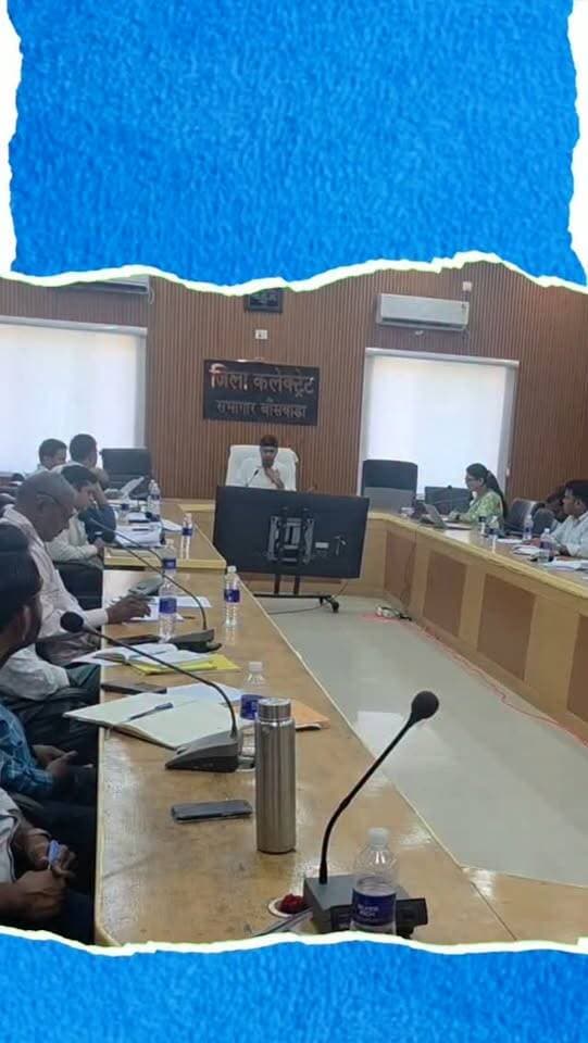 बांसवाड़ा में टीबी मरीजों के संपर्क वालों की होगी स्क्रीनिंग, जरूरत पर कराए जाएंगे एक्स-रे
बांसवाड़ा में टीबी मरीजों के परिवारजनों और नजदीकी संपर्क में रहने वाले लोगों की स्वास्थ्य विभाग स्क्रीनिंग करेगा। जरूरत पड़ने पर उनके एक्स-रे भी कराए जाएंगे। जिला कलेक्टर डॉ. इंद्रजीत सिंह यादव ने जिला स्वास्थ्य समिति की बैठक में अधिकारियों को निर्देश दिए। उन्होंने टीबी संक्रमण की समय पर पहचान और रोकथाम पर जोर दिया। बैठक में एचपीवी टीकाकरण बढ़ाने और चार एएनसी जांच का प्रतिशत 89 से बढ़ाकर 95 प्रतिशत करने के निर्देश दिए गए। हाई रिस्क प्रेग्नेंसी मामलों की जांच चिकित्सक की निगरानी में कराने को कहा। ब्लॉक स्तर पर कमेटियां गठित कर रोजाना 10 एचआरपी महिलाओं से फोन पर संपर्क किया जाएगा।
#Banswara #TB #Tuberculosis #TBFreeIndia #HealthDepartment HealthScreening XRay