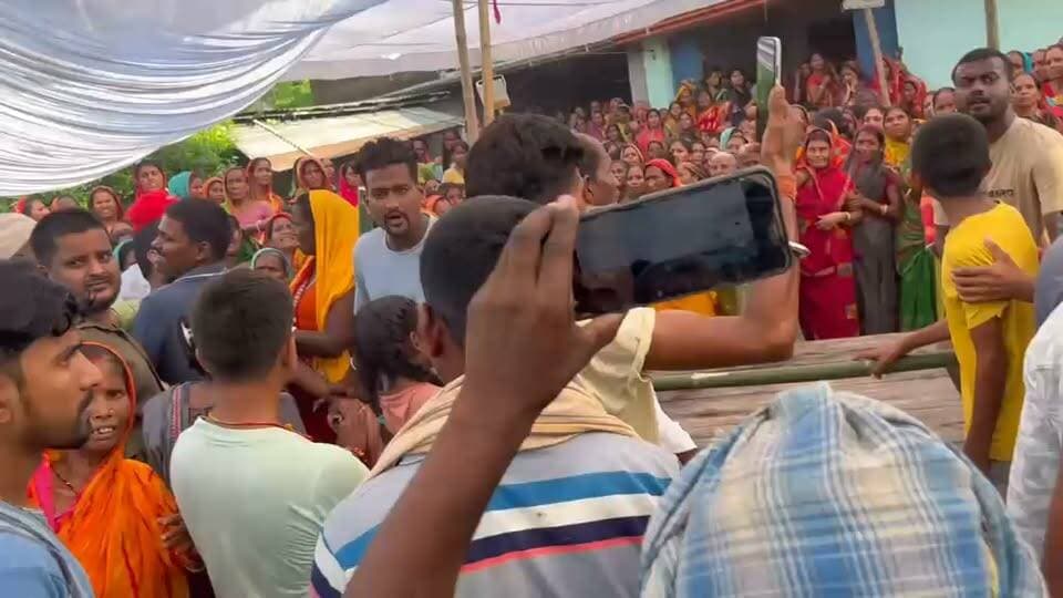 टेढागाछ भोरहा पंचायत के पुर्व मुखिया श्री जगदीश प्रसाद सह का शव गांव पैकटोला पहुचा ,गांव में मातम का माहौल
