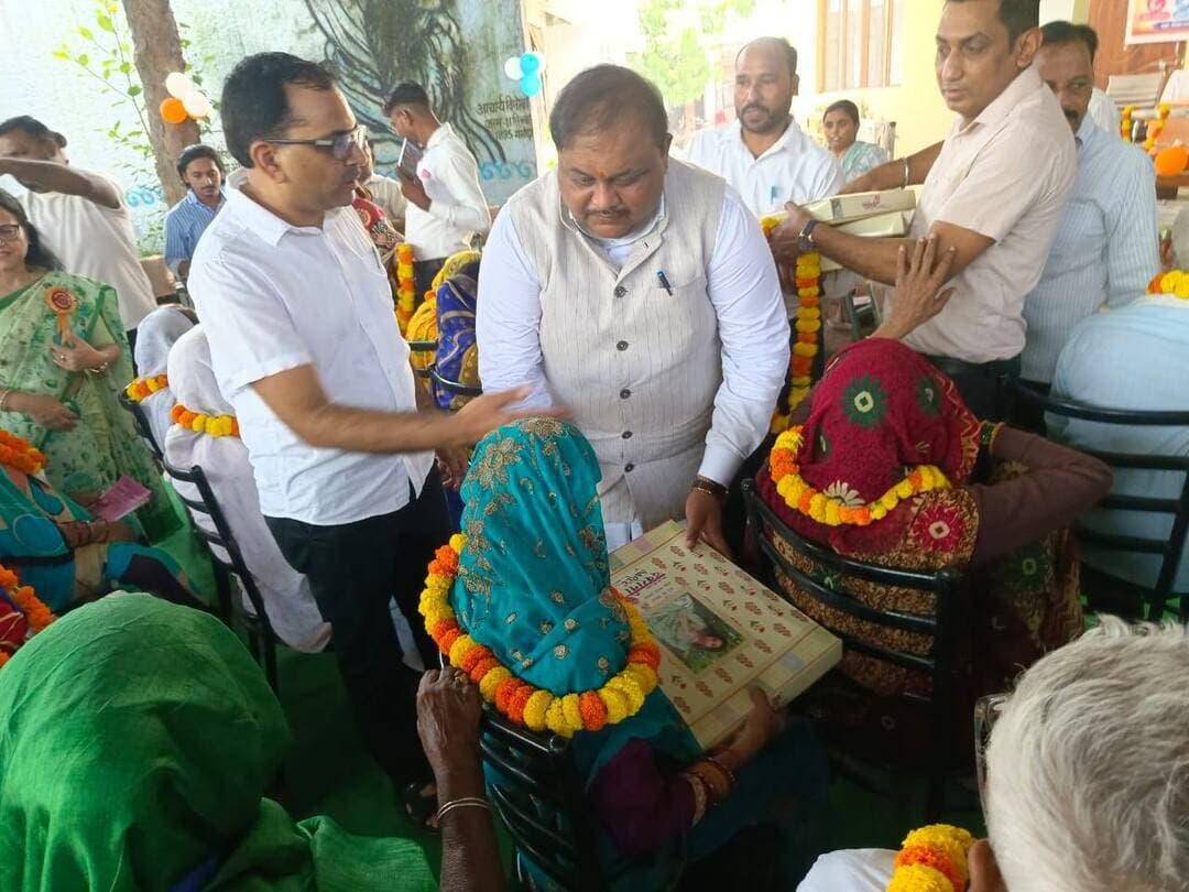 👉#वृद्धजन दिवस पर विधायक ने बुजुर्गों को किया सम्मानित
--#वृद्धाश्रम में वरिष्ठ नागरिकों को शॉल ओढ़ाकर किया सम्मान, फल-मिठाई और वस्त्र किए वितरित
शाहजहांपुर। अंतरराष्ट्रीय वृद्धजन दिवस के अवसर पर बनतारा स्थित वृद्धाश्रम में समाज कल्याण विभाग की ओर से सम्मान समारोह आयोजित किया गया। कार्यक्रम की अध्यक्षता ददरौल विधायक अरविंद कुमार सिंह ने की। कार्यक्रम में वरिष्ठ नागरिकों और वृद्धाश्रम में निवासरत बुजुर्गों का सम्मान किया गया।
कार्यक्रम की शुरुआत वरिष्ठ नागरिकों द्वारा विधायक अरविंद कुमार सिंह को बुके देकर सम्मानित करने के साथ हुई। इसके बाद विधायक ने वरिष्ठ नागरिकों को शॉल ओढ़ाकर सम्मानित किया। वृद्धाश्रम में निवासरत बुजुर्गों को फूल-माला पहनाकर सम्मानित करने के साथ ही वस्त्र, फल और मिठाई वितरित की गई।
इस अवसर पर जिला समाज कल्याण अधिकारी राजेश शर्मा, समाजसेवी रमेश भाइयां, विमला बहन, ओमकार मनीषी, अतुल सक्सेना और उमेश पाठक ने वृद्धजनों के सम्मान में अपने विचार व्यक्त किए। संयुक्त पेंशनर कल्याण समिति के जिला संयोजक अतुल गुप्ता, दिनेश चंद्र शुक्ला, हरीश चंद्र वर्मा, सह संयोजक गंगाराम तेली, कार्यसमिति सदस्य कप्तान सिंह, कोषाध्यक्ष सुशील कुमार और सदस्य रामसरन मौजूद रहे। वृद्धाश्रम प्रबंधक ब्रह्मदेव, समस्त स्टाफ तथा समाज कल्याण विभाग से नरेंद्र देव, प्रधान सहायक सहित अन्य लोग उपस्थित रहे।
DM Shahjahanpur
Shahjahanpur Cdo Arvind Kumar Singh