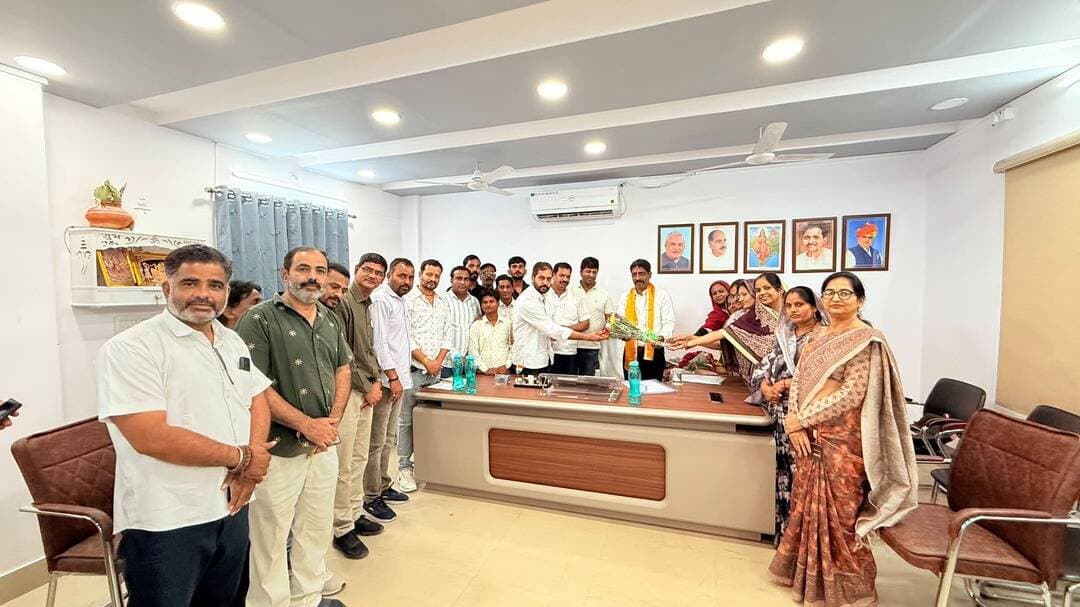 कांग्रेस के नवनिर्वाचित पार्षदो ने शहर की मूलभूत समस्याओं को लेकर नगर परिषद सभापति एवं आयुक्त को कराया अवगत
दैनिक वीरधरा राजस्थान।
चित्तौड़गढ़। नगर परिषद चित्तौड़गढ़ के विभिन्न वार्डों में व्याप्त मूलभूत समस्याओं को लेकर नवनिर्वाचित पार्षदों द्वारा नगर परिषद सभापति अनिल ईनाणी एवं आयुक्त रविंद्र यादव को ज्ञापन सौंपकर शहर की व्यवस्थाओं में आवश्यक सुधार एवं समस्याओं के शीघ्र समाधान की मांग को लेकर कांग्रेस पार्षदों ने सभापति प्रत्याशी नगेंद्र सिंह राठौड़ के नेतृत्व शिष्टाचार मुलाकात करते हुए बधाई दी।
ज्ञापन में कहा गया कि नगर परिषद चुनाव शांतिपूर्ण एवं सौहार्दपूर्ण वातावरण में सम्पन्न होने के बाद जनता ने अपने प्रतिनिधियों पर विश्वास जताया है। अब निर्वाचित जनप्रतिनिधियों का दायित्व है कि वे दलगत राजनीति से ऊपर उठकर आमजन की मूलभूत आवश्यकताओं के समाधान के लिए मिलकर कार्य करें।
प्रवक्ता नवरतन जीनगर ने बताया कि ज्ञापन के माध्यम से शहर के विभिन्न वार्डों में बंद पड़ी स्ट्रीट लाइटों को तत्काल दुरुस्त करवाने, गंदगी एवं नालियों में पानी की निकासी की समस्या का समाधान करने, नियमित एवं प्रभावी सफाई व्यवस्था सुनिश्चित करने, ट्यूबवेल एवं पानी की टंकियों की खराब स्थिति को दुरुस्त करवाने, स्टार्टर एवं पाइपलाइन लीकेज की समस्या का समाधान कर पेयजल की बर्बादी रोकने, नियमित कचरा संग्रहण वाहन उपलब्ध करवाने, क्षतिग्रस्त सड़कों एवं टूटे हुए मार्गों की आवश्यकतानुसार मरम्मत एवं नवीनीकरण करवाने, प्रमुख मार्गों एवं सार्वजनिक स्थानों पर घूम रहे आवारा गोवंश को सुरक्षित एवं व्यवस्थित स्थान पर रखने, बढ़ती आवारा श्वानों की समस्या को देखते हुए उनकी नसबंदी करवाकर उचित स्थान पर व्यवस्थापन करने सहित शहर की अन्य मूलभूत समस्याओं के शीघ्र समाधान की मांग की गई।
ज्ञापन में यह भी सुझाव दिया गया कि शहर की समस्याओं के स्थायी एवं प्रभावी समाधान के लिए पक्ष-विपक्ष के निर्वाचित जनप्रतिनिधियों की संयुक्त समन्वय समिति गठित की जाए, ताकि सभी वार्डों की समस्याओं पर नियमित रूप से चर्चा कर उनका समयबद्ध समाधान करवाया जा सके।
नवनिर्वाचित कांग्रेस पार्षदों ने नगर परिषद प्रशासन से आग्रह किया कि उपरोक्त समस्याओं को प्राथमिकता के आधार पर लेकर शीघ्र ठोस कार्रवाई की जाए, ताकि त्यौहारी सीजन में चित्तौड़गढ़ शहर में विकास एवं व्यवस्थाओं का नया अध्याय लिखा जा सके।
इस अवसर पर सभापति प्रत्याशी नगेंद्र सिंह राठौड़, पार्षद धर्मेंद्र मूंदड़ा, मो. इब्राहिम, टिंकू धामानी, शंभुलाल प्रजापत, कलिका जैन, रेखा शर्मा, प्रेमलता जीनगर, रेहान हसन, फिरदौस बानो, राधा माली, दिया तिवारी, कैलाश देवी नीलमणि, वासु लोठ, पार्षद प्रतिनिधि गोविंद शर्मा, नवरतन जीनगर, नवीन जैन, मोहन भोई, राहुल मीणा, देवराज माली, बद्रीलाल नीलमणि, फिरोज खान प्रत्याशी बहादुर बैरवा, नारायण भोई सहित कांग्रेस जनप्रतिनिधि मौजूद रहे।
