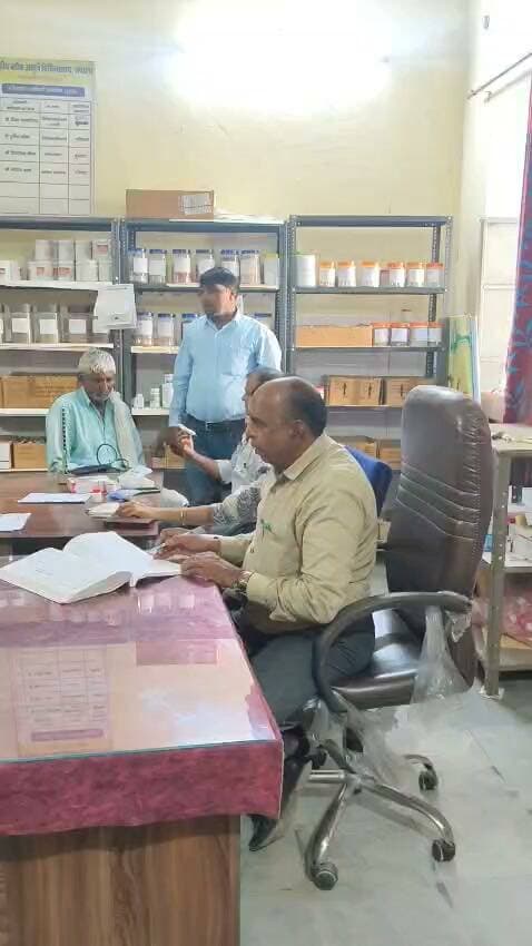 आज दिनांक 01 अक्टूवर 2026 को राजकीय ब्लॉक आयुष चिकित्सालय सपोटरा, जिला - करौली में अंतर्राष्ट्रीय वृद्धजन दिवस पर ब्लॉक चिकित्सालय में रोगियों के स्वास्थ्य की जाँच कर, रोगों से बचने के उपाय बताये तथा आयुर्वेद दवाइयाँ दी गई, इसके साथ ही शरीर को स्वस्थ रखने के लिए जीवन में योग का क्या महत्व है इस बारे में वरिष्ठ आयुर्वेद चिकित्साधिकारी डॉ0 कालूराम मीना, चिकित्साधिकारी डॉ0 दुर्गेश मीना, डॉ0 ज्योत्सना सिंह मीना, आयुष com शिवसिंह मीना, हेमलता मीना द्वारा समझाया गया व शपथ भी दिलवाई गई