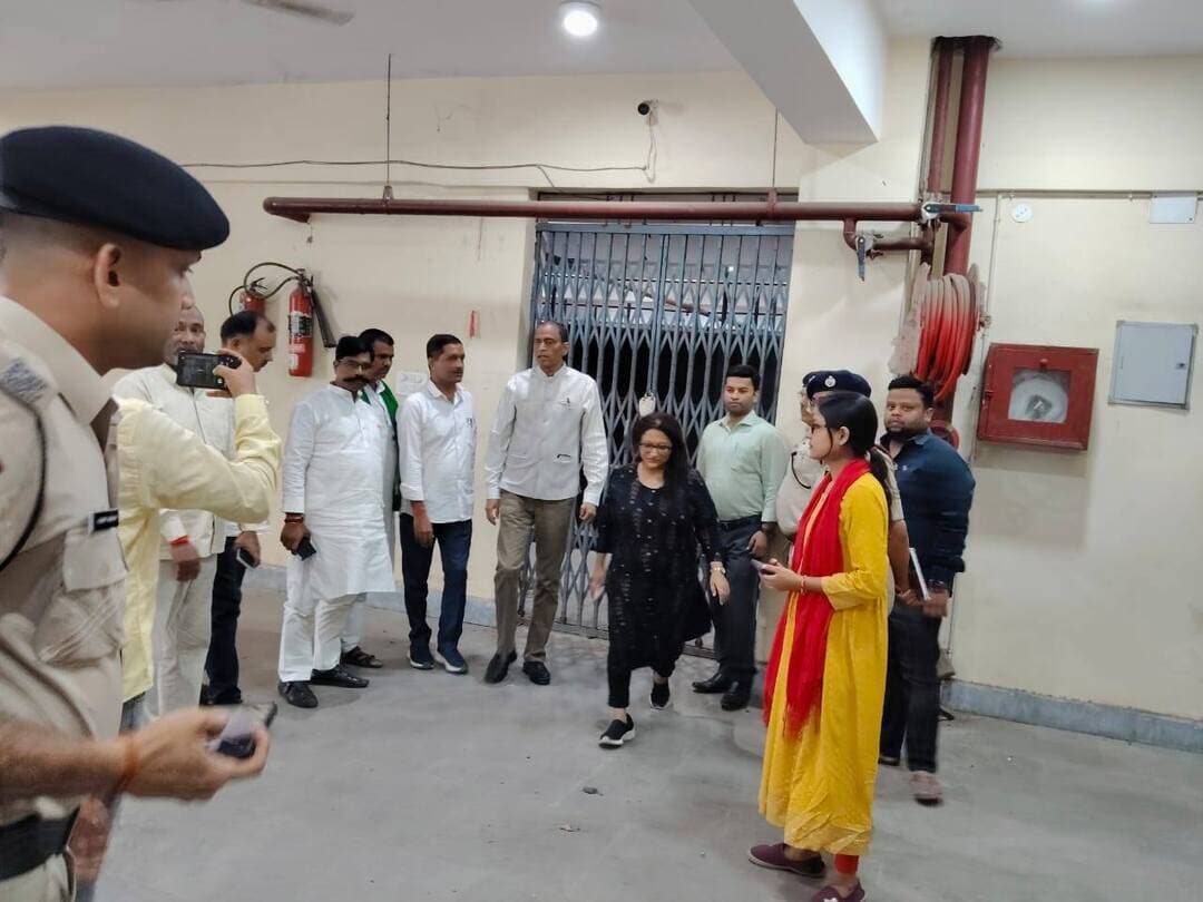 आज दिनांक 01.10.2026 को जिला पदाधिकारी श्री शैलेन्द्र कुमार द्वारा निर्वाचन विभाग, बिहार पटना के निर्देशानुसार मासिक वेयर हाउस का निरीक्षण किया गया।
इस निरीक्षण का उद्देश्य ईवीएम एवं वीवीपैट मशीनों की सुरक्षा व्यवस्था, रख-रखाव तथा भंडारण से संबंधित व्यवस्थाओं का जायजा लेना था, ताकि आगामी चुनावों को ध्यान में रखते हुए सभी व्यवस्थाएं पूरी तरह से सुदृढ़ एवं पारदर्शी बनी रहें।
निरीक्षण के दौरान राजनीतिक दलों के प्रतिनिधियों की उपस्थिति में वेयरहाउस के विभिन्न पहलुओं का बारीकी से अवलोकन किया गया। इस क्रम में सुरक्षा व्यवस्था, सीसीटीवी निगरानी, प्रवेश एवं निकास की प्रक्रिया, रिकॉर्ड संधारण तथा मशीनों के सुरक्षित भंडारण की व्यवस्था की समीक्षा की गई। साथ ही यह सुनिश्चित किया गया कि भारत निर्वाचन आयोग द्वारा निर्धारित सभी मानकों एवं दिशा-निर्देशों का पूर्णतः अनुपालन हो रहा है।
इस अवसर पर राजनीतिक दलों के अध्यक्ष/प्रतिनिधि उपस्थित होकर निरीक्षण प्रक्रिया में शामिल हुए। सभी राजनीतिक दलों के प्रतिनिधियों ने निरीक्षण के दौरान वेयरहाउस की सुरक्षा एवं व्यवस्था को संतोषजनक बताया तथा प्रशासन द्वारा की गई व्यवस्थाओं की सराहना की।
इस निरीक्षण में उप निर्वाचन पदाधिकारी श्रीमती पम्मी रानी, कोषागार पदाधिकारी श्री अखिलेश कुमार, कार्यपालक अभियंता भवन प्रमंडल श्री कुणाल कुमार सहित संबंधित पदाधिकारी उपस्थित रहे।