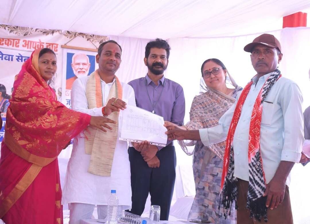 सेवा संकल्प अभियान : ग्राम लिमोरा में ‘सेवा सेतु शिविर’ का हुआ आयोजन
विभिन्न योजनाओं के तहत आवेदनों का हुआ त्वरित निराकरण।
पंचायत, राजस्व, श्रम, मछली पालन एवं स्वास्थ्य विभाग की सेवाओं से लाभान्वित हुए ग्रामीण।
शिविर में जिला पंचायत बालोद के उपाध्यक्ष श्री तोमन साहू, वरिष्ठ जनप्रतिनिधि श्री कृष्णकांत पवार, श्री राकेश छोटू यादव सहित संबंधित ग्राम पंचायतों के सरपंच, पंच, जनप्रतिनिधि आदि मौजूद थे।
#सेवा_संकल्प_अभियान #सेवा_सेतु_शिविर #स्वच्छताहीसेवा2026 #baloddistrict