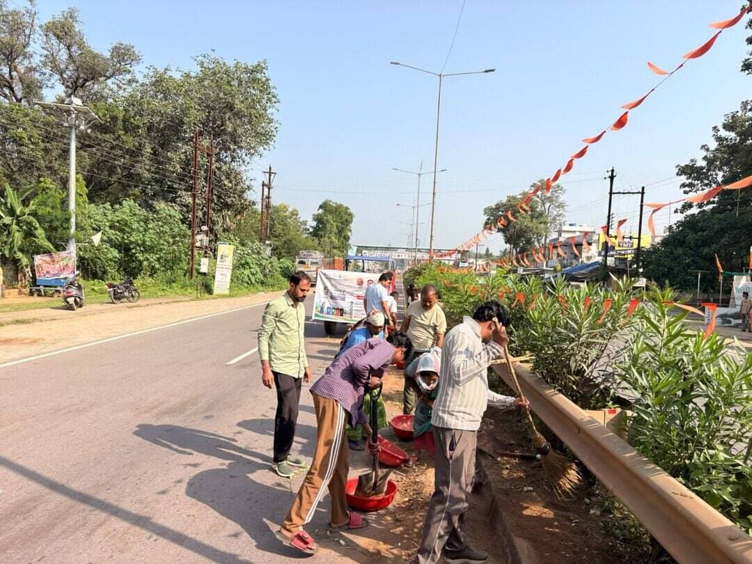 सेवा संकल्प अभियान एवं स्वच्छता ही सेवा अभियान के अंतर्गत नगर पंचायत फरसगांव में विशेष स्वच्छता अभियान आयोजित किया गया।
देशव्यापी ‘एक दिन, एक घंटा, एक साथ’ अभियान के तहत नगर पंचायत के जनप्रतिनिधियों एवं कर्मचारियों ने राष्ट्रीय राजमार्ग-30 के डिवाइडर एवं आसपास के क्षेत्र में श्रमदान कर स्वच्छता अभियान चलाया।
अभियान के दौरान डिवाइडर में जमी घास, गंदगी एवं अनावश्यक रूप से उगी वनस्पतियों को हटाकर क्षेत्र की साफ-सफाई की गई। जनप्रतिनिधियों एवं कर्मचारियों ने श्रमदान के माध्यम से स्वच्छ एवं सुंदर नगर बनाने का संदेश दिया।
इस अवसर पर नागरिकों से सार्वजनिक स्थानों को स्वच्छ रखने और स्वच्छता को अपनी दैनिक आदत का हिस्सा बनाने की अपील की गई। उपस्थित सभी लोगों ने नगर को स्वच्छ, सुंदर एवं स्वस्थ बनाने में निरंतर सहभागिता निभाने का संकल्प लिया।
#सेवा_संकल्प_अभियान #SevaSankalpAbhiyan #SevaSankalp #JanSeva