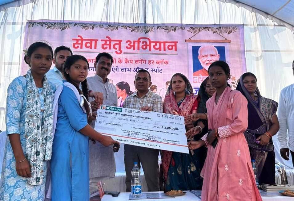 सेवा संकल्प अभियान 2026: सेवा सेतु अभियान के तहत पकरिया-झू में विशेष शिविर आयोजित
एक ही मंच पर ग्रामीणों को मिल रही विभिन्न शासकीय योजनाओं एवं सेवाओं की सुविधा - कलेक्टर श्री जन्मेजय महोबे
आजीविका ऋण मेले में 263 प्रकरणों में 13.14 करोड़ रुपये स्वीकृत, 143 प्रकरणों में 10.80 करोड़ रुपये का वितरण
नए लखपति दीदियों का सम्मान, हितग्राहियों को ऋण स्वीकृति एवं वितरण के चेक तथा हितग्राहीमूलक सामग्री का वितरण
ई-रिक्शा, आटा चक्की, मिनी राइस मिल, फोटो कॉपी मशीन का वितरण, खुलेंगे रोजगार के नए रास्ते
#SevaSankalpAbhiyan #सेवा_संकल्प_अभियान #SevaSetu #JanjgirChampa #JanSeva #SevaSankalp #JanBhagidari #ViksitChhattisgarh #SevaSeVikas #vishnubhaiya #SevaSetuAbhiyan