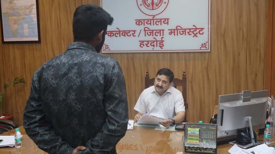 जनसुनवाई में जिलाधिकारी ने सुनीं 107 शिकायतें, अधिकारियों को समयबद्ध निस्तारण के निर्देश
हरदोई। जिलाधिकारी राहुल पाण्डेय ने गुरुवार को कलेक्ट्रेट में आयोजित जनसुनवाई के दौरान जनपद के विभिन्न क्षेत्रों से आए फरियादियों की समस्याएं सुनीं। जनसुनवाई में जिलाधिकारी ने कुल 107 शिकायतों को गंभीरता से सुना और संबंधित अधिकारियों को शिकायतों का गुणवत्तापूर्ण एवं समयबद्ध निस्तारण सुनिश्चित करने के निर्देश दिए।
जिलाधिकारी ने अधिकारियों को निर्देशित किया कि जनसुनवाई में प्राप्त शिकायतों के निस्तारण में किसी भी प्रकार की लापरवाही न बरती जाए। शिकायतों का मौके पर जाकर सत्यापन करने के साथ ही नियमानुसार प्रभावी कार्रवाई सुनिश्चित की जाए। साथ ही शिकायतकर्ता को भी की गई कार्रवाई और निस्तारण की जानकारी उपलब्ध कराई जाए।
उन्होंने कहा कि जनसामान्य की समस्याओं का त्वरित और गुणवत्तापूर्ण निस्तारण जिला प्रशासन की प्राथमिकता है। सभी अधिकारी अपने-अपने विभाग से संबंधित शिकायतों को गंभीरता से लेते हुए निर्धारित समय सीमा के भीतर उनका निस्तारण सुनिश्चित करें।
जनसुनवाई के दौरान नगर मजिस्ट्रेट संजय कुमार, अतिरिक्त मजिस्ट्रेट आशुतोष सहित संबंधित अधिकारी मौजूद रहे।