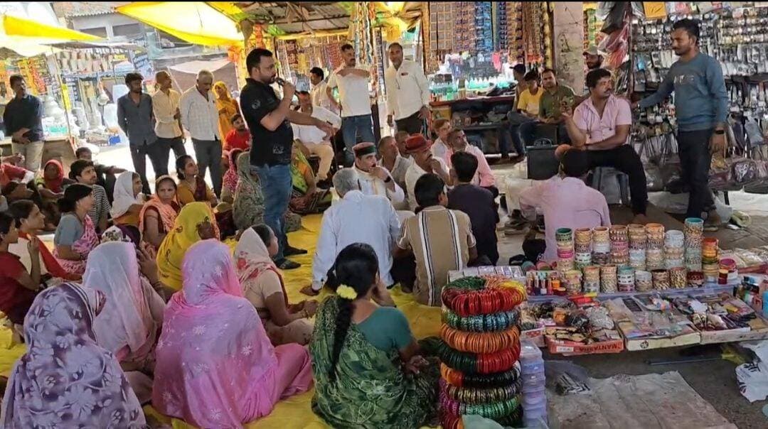 पुराने बस स्टैंड पर बसों की विदाई का विरोध, व्यापारी और बस ऑपरेटर धरने पर बैठे
बस संचालन नए बस स्टैंड शिफ्ट होने से कारोबारियों में नाराजगी, बोले- रोजी-रोटी पर पड़ेगा असर; प्रशासन ने कहा- फुटपाथ दुकानदारों को नहीं हटाया जाएगा