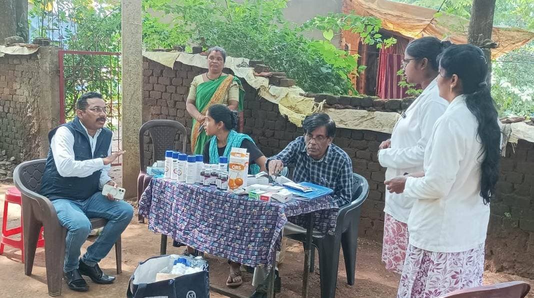 बस्तर के बाढ़ प्रभावित क्षेत्रों में स्वास्थ्य विभाग और WHO की संयुक्त टीम ने राहत शिविरों व स्वास्थ्य केंद्रों का निरीक्षण किया। सुरक्षित पेयजल, क्लोरीन, ORS, दवाओं, एंटी-स्नेक वेनम और मानसिक स्वास्थ्य काउंसलिंग पर जोर दिया गया।
#Bastar #WHO