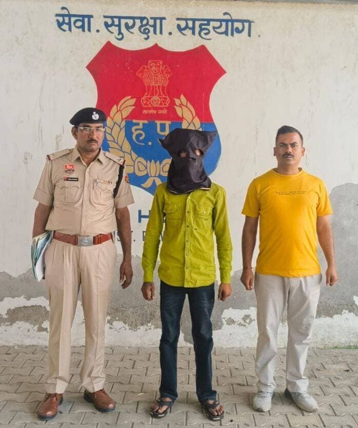 सीआईए होडल टीम ने अवैध देशी कट्टा साथ आरोपी को दबोचा, भेजा सलाखों के पीछे ।
Aonenews अरविन्द बक्शी
पुलिस अधीक्षक पलवल दीप्ति गर्ग, आईपीएस के कुशल मार्गदर्शन में जिला पुलिस द्वारा अवैध हथियारों के विरुद्ध चलाए जा रहे अभियान के अंतर्गत सीआईए स्टाफ होडल को बड़ी सफलता प्राप्त हुई है। टीम ने अवैध देशी कट्टा व स्विफ्ट कार सहित आरोपी गिरफ्तार करने में बड़ी सफलता हासिल की है।
मामले की विस्तृत जानकारी देते हुए सीआईए स्टाफ होडल प्रभारी P SI अमित कुमार ने बताया कि दिनांक 30.09.2026 को सीआईए स्टाफ होडल के मुख्य सिपाही दिनेश कुमार अपनी टीम के साथ गश्त व अपराध रोकथाम के लिए डबचीक के पास मौजूद थे कि सूचना मिली की नितिन सोन निवासी आगरा (उत्तर प्रदेश) के पास एक अवैध देशी कट्टा मौजूद है। वह स्विफ्ट कार नंबर UP 80DX 4040 में सवार होकर गढ़ी रोड गढ़ी चौक के रास्ते होडल की तरफ आ रहा है और यदि नाकाबंदी की जाए तो उसे अवैध हथियार सहित काबू किया जा सकता है।
सूचना को पुख्ता मानकर पुलिस टीम ने गढ़ी रोड़ चौक के पास नाकाबंदी शुरू की। कुछ देर बाद उक्त नंबर की स्विफ्ट कार आती दिखाई दी, जिसे पुलिस को देखकर चालक ने वापस मोड़ने का प्रयास किया, लेकिन सतर्क पुलिस टीम ने मुस्तैदी दिखाते हुए गाड़ी समेत आरोपी को काबू कर लिया। पकड़े गए व्यक्ति ने पूछताछ में अपना नाम नितिन सौन, उपरोक्त बताया। तलाशी लेने पर आरोपी से एक अवैध देशी कट्टा बरामद हुआ।
बरामद देशी कट्टा के संबंध में आरोपी लाइसेंस या परमि पेश नहीं कर सका। पुलिस ने नियमानुसार हथियार को कब्जे में लेकर थाना होडल में शस्त्र अधिनियम (आर्म्स एक्ट) की धारा के तहत मुकदमा दर्ज किया। हथियार के स्त्रोत बारे गहन पूछताछ उपरांत आरोपी को माननीय अदालत में पेश कर बंद जुडिशियल कराया गया।