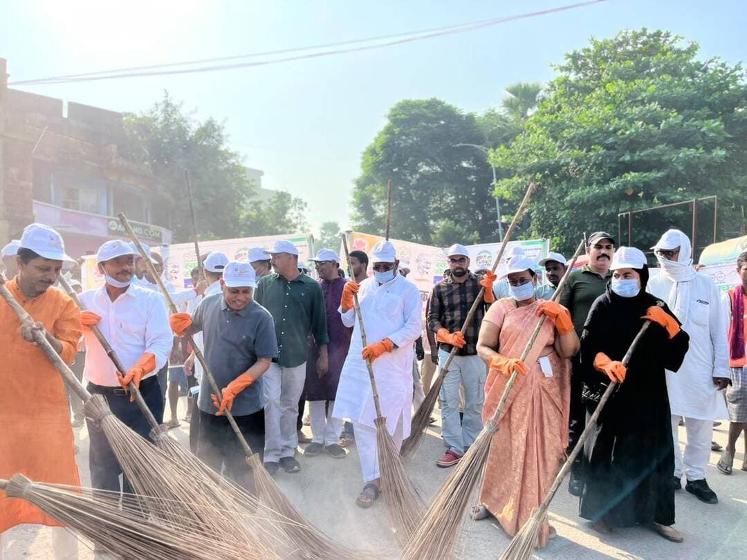 स्वच्छता ही सेवा 2026 | बिहारशरीफ नगर निगम, नालन्दा
भारत सरकार के “स्वच्छता ही सेवा 2026” अभियान के अंतर्गत आज दिनांक 01/10/2026 को बिहारशरीफ नगर निगम द्वारा आनंद मार्ग अंचल कार्यालय के समीप में “एक दिन - एक घंटा - एक साथ श्रमदान” कार्यक्रम का आयोजन किया गया। उक्त कार्यक्रम के तहत सभी जन प्रतिनिधि, पदाधिकारी एवं कर्मियों द्वारा मार्ग मे झाड़ू लगाकर श्रमदान किया गया.
इस अवसर पर श्री कौशलेंद्र कुमार, माननीय सांसद, नालंदा; श्रीमान राजू यादव, पूर्व विधान पार्षद, श्रीमती अनिता देवी, माननीया महापौर, बिहारशरीफ; श्रीमती आईशा शाहीन, माननीया उपमहापौर, बिहारशरीफ; श्री कृत्यानंद रंजन, नगर आयुक्त, बिहारशरीफ; नगर निगम के सशक्त स्थायी समिति के माननीय सदस्य श्री धनंजय कुमार उर्फ पप्पू यादव श्री विनोद रविदास एवं श्री संजय कुमार आजाद; श्री शम्स रज़ा, उप नगर आयुक्त, बिहारशरीफ; माननीय वार्ड पार्षदगण, श्री साकेश कुमार सिन्हा एवं श्री त्रिपुरारी शरण संजय, नगर प्रबंधक, श्री कुंदन कुमार, सहायक लोक स्वच्छता एवं अपशिष्ट प्रबंधन पदाधिकारी सहित अन्य पदाधिकारी एवं कर्मियों ने सक्रिय सहभागिता करते हुए श्रमदान किया।
इस सामूहिक श्रमदान के माध्यम से स्वच्छता के प्रति जनभागीदारी, जिम्मेदारी और सामूहिक संकल्प का संदेश दिया गया तथा स्वच्छ, सुंदर एवं स्वस्थ शहर के निर्माण में अपना योगदान देने का संकल्प लिया गया।
CMO Bihar
Samrat Choudhary
Information & Public Relations Department, Government of Bihar
Bihar Sharif Nagar Nigam