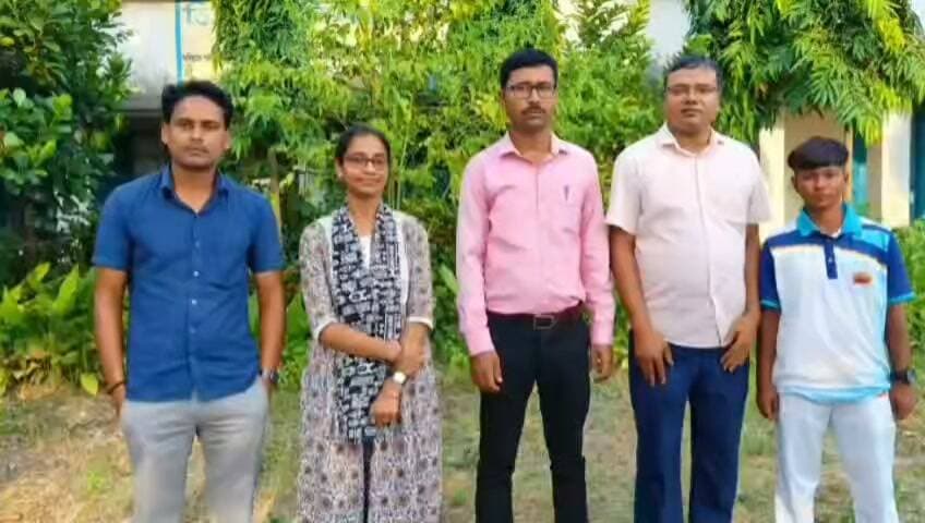 মাটির ঘর থেকে বাংলার জার্সি—চুমকির স্বপ্ন এবার দেশের ময়দানে!
ডিঞাপুর জুনিয়র হাইস্কুল চুমকি খাতুন কে সম্বর্ধনা
#পশ্চিমমেদিনীপুর #FootballTalent #WestBengalFootball
#বাংলাচ্যাম্পিয়ন