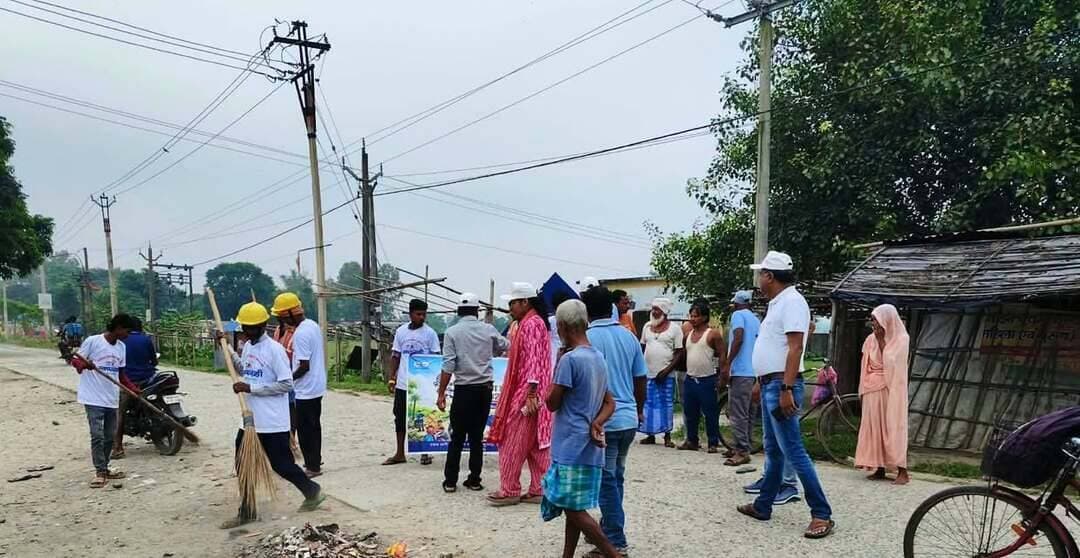 Kishanganj; एक दिन एक घंटा,एक साथ श्रमदान कार्यक्रम में प्रखंड विकास पदाधिकारी ठाकुरगंज के नेतृत्व में सामुहिक श्रमदान कार्यक्रम आयोजित किया गया।