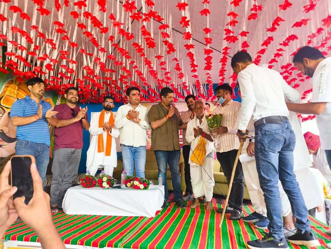 अंतर्राष्ट्रीय वृद्धजन दिवस पर 100 वर्ष से अधिक आयु के 14 वृद्धजनों का शतायु सम्मान
अंतर्राष्ट्रीय वृद्धजन दिवस के अवसर पर सामाजिक न्याय एवं दिव्यांगजन सशक्तिकरण विभाग सीहोर द्वारा संकल्प वृद्धाश्रम केंद्र में सम्मान समारोह आयोजित किया गया। कार्यक्रम में विधायक श्री सुदेश राय एवं नगर पालिका अध्यक्ष श्री प्रिंस राठौर की उपस्थिति में 100 वर्ष से अधिक आयु के 14 वृद्धजनों को शतायु सम्मान प्रदान किया गया। प्रत्येक वृद्धजन को एक हजार रुपये की सम्मान राशि, शाल-श्रीफल प्रदान कर सम्मानित किया गया। महिलाओं को साड़ी भी भेंट की गई। कार्यक्रम में उपस्थित अन्य वृद्धजनों को भी शाल-श्रीफल प्रदान कर सम्मानित किया गया।
इस अवसर पर विधायक श्री सुदेश राय ने कहा कि वृद्ध हैं तो हम हैं, हम सभी को जीवन में एक दिन इस अवस्था में पहुंचना है। वृद्धजनों का सम्मान करना हमारा दायित्व है। उनके अनुभव और आशीर्वाद से बड़ी से बड़ी समस्याओं का समाधान प्राप्त होता है। उन्होंने कहा कि जिस परिवार में वृद्धजन रहते हैं, वह परिवार सुखी और खुशहाल रहता है। नगर पालिका अध्यक्ष श्री प्रिंस राठौर ने कहा कि देश एवं प्रदेश के विकास के लिए किए जा रहे प्रयासों पर वृद्धजनों का आशीर्वाद भी आवश्यक है।
कार्यक्रम में संयुक्त कलेक्टर श्री रविन्द्र परमार एवं प्रभारी, दिव्यांगजन सशक्तिकरण विभाग के अधिकारी कर्मचारी, संकल्प वृद्धाश्रम के संचालक श्री राहुल सिंह, श्री सुदीप प्रजापति, श्री नरेंद्र राजपूत, पार्षद सहित जनप्रतिनिधि सहित विभागीय अधिकारी-कर्मचारी एवं संस्था के कर्मचारी उपस्थित रहे।
#डॉ_मोहन_यादव_का_विकसित_MP #सेवा_संकल्प_अभियान_2026 #विकसित_भारत #ModiAt25 #JansamparkMP #CMMadhyaPradesh #MadhyaPradesh #sehore #जनसेवा #सेवा_संकल्प #सेवा_के_25_वर्ष #जनकल्याण #सेवा_ही_संकल्प #आशीर्वाद