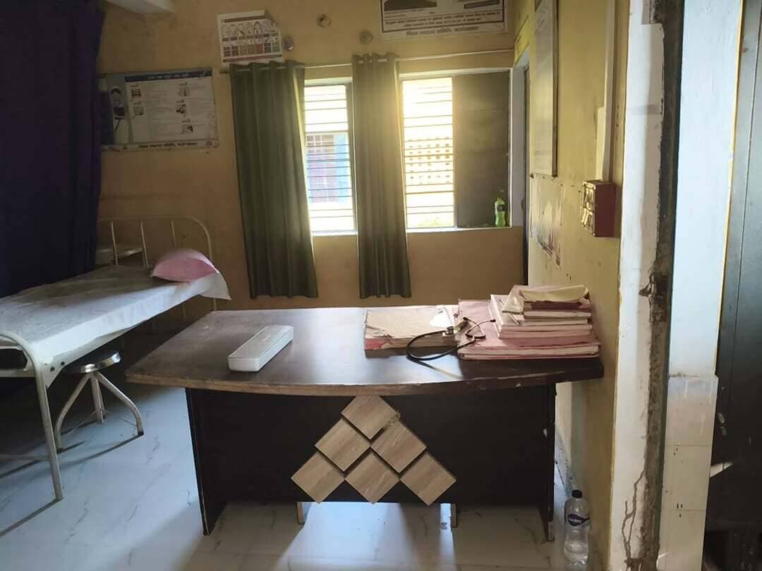 जिलाधिकारी के निरीक्षण के बाद भी नहीं खुला अमृतपुर पीएचसी का लेबर रूम
स्वास्थ्य विभाग की कार्रवाई पर उठे सवाल, मरीजों को आज भी राजेपुर भेजने की मजबूरी
अमृतपुर। गंगा पार क्षेत्र में स्वास्थ्य सेवाओं की स्थिति को लेकर एक बार फिर सवाल खड़े हो गए हैं। जिलाधिकारी डॉ. अंकुर लाठर के निरीक्षण के कई दिन बाद भी प्राथमिक स्वास्थ्य केंद्र (पीएचसी) अमृतपुर का लेबर रूम शुरू नहीं हो सका है। प्रसव के लिए पहुंचने वाली महिलाओं को स्थानीय स्तर पर सुविधा न मिलने के कारण राजेपुर भेजा जा रहा है। बुधवार को तीन मरीजों को लौटाए जाने के बाद गुरुवार को भी एक मरीज को राजेपुर रेफर किया गया।
बीते शनिवार जिलाधिकारी डॉ. अंकुर लाठर ने पीएचसी अमृतपुर का निरीक्षण किया था। इस दौरान प्रसव केंद्र बंद मिलने और ड्यूटी पर तैनात एएनएम के अवकाश पर होने की स्थिति सामने आई थी। निरीक्षण के बाद उम्मीद थी कि स्वास्थ्य विभाग तत्काल वैकल्पिक व्यवस्था कर लेगा और लेबर रूम को दोबारा शुरू कराया जाएगा, लेकिन कई दिन बीतने के बाद भी स्थिति में अपेक्षित बदलाव नहीं आया।
आशाओं के सामने बढ़ी परेशानी
लेबर रूम बंद होने का सीधा असर गंगा पार क्षेत्र की ग्रामीण आबादी पर पड़ रहा है। प्रसव के लिए आने वाली महिलाओं को आशा कार्यकर्ताओं के साथ राजेपुर तक ले जाना पड़ रहा है। इससे मरीज और उनके परिजन अतिरिक्त समय, आवागमन के खर्च और परेशानी का सामना कर रहे हैं। आपात स्थिति में यह दूरी और अधिक चुनौतीपूर्ण हो सकती है।
तीन मरीज लौटे, एक को फिर किया रेफर
बुधवार को पीएचसी अमृतपुर पहुंचे तीन मरीजों को स्थानीय स्तर पर सुविधा न मिलने के कारण वापस जाना पड़ा। गुरुवार को भी एक मरीज को राजेपुर रेफर किया गया। लगातार मरीजों को दूसरे स्वास्थ्य केंद्र भेजे जाने के बावजूद लेबर रूम को शुरू कराने की स्थिति स्पष्ट नहीं हो सकी है।
निरीक्षण के बाद भी व्यवस्था जस की तस
जिलाधिकारी के निरीक्षण के बाद भी प्रसव सेवाएं शुरू न होने से स्वास्थ्य विभाग की निगरानी और व्यवस्थाओं पर सवाल उठ रहे हैं। ग्रामीणों का कहना है कि गंगा पार क्षेत्र में बड़ी संख्या में लोग स्वास्थ्य सेवाओं के लिए पीएचसी अमृतपुर पर निर्भर हैं। ऐसे में लेबर रूम बंद रहने से सबसे अधिक परेशानी गर्भवती महिलाओं और उनके परिजनों को उठानी पड़ रही है।
ग्रामीणों ने जिलाधिकारी से मामले में जिम्मेदारी तय कराने के साथ पीएचसी अमृतपुर का लेबर रूम तत्काल शुरू कराने और प्रसव सेवाएं नियमित कराने की मांग की है। अब देखना यह है कि जिलाधिकारी के निरीक्षण के बाद स्वास्थ्य विभाग इस व्यवस्था को कब तक दुरुस्त करता है।#अमृतपुर #फर्रुखाबाद #अमृतपुरपीएचसी #स्वास्थ्यविभाग #लेबररूम #प्रसवकेंद्र #राजेपुर #गंगापार #स्वास्थ्यसेवा #जिलाधिकारी #डॉअंकुरलाठर #सीएमओ #ग्रामीणस्वास्थ्य #मरीज #रेफर #आशाकार्यकर्ता #FarrukhabadNews #AmritpurNews #Rajepur #HealthDepartment #BreakingNews #LocalNews #LatestNews