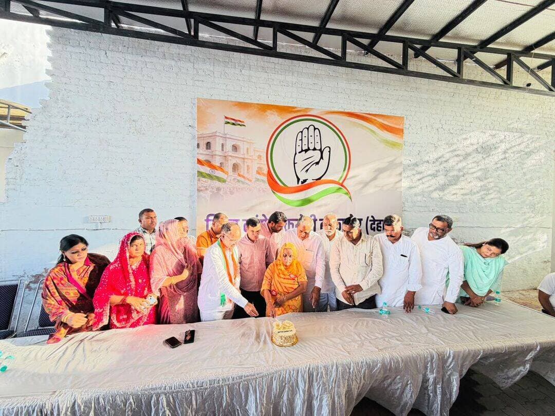 पंचायतीराज चुनाव 2026 से पहले कांग्रेस की बड़ी आमसभा, रामेश्वर डूडी की पुण्यतिथि पर जुटेंगे कार्यकर्ता
किसान केसरी स्व. रामेश्वर डूडी की प्रथम पुण्यतिथि पर जिला कांग्रेस की होगी विशाल आमसभा जिसमें डोटासरा व जूली होंगें शामिल
बीकानेर, 01.10.2026।
जिला कांग्रेस कमेटी शहर एवं देहात के संयुक्त तत्वावधान में गुरुवार को जिला कांग्रेस कमेटी देहात कार्यालय, सूरज टॉकीज रोड, रानी बाजार में बैठक आयोजित की गई। बैठक में आगामी 3 अक्टूबर 2026, शनिवार को किसान केसरी स्व. रामेश्वर डूडी की प्रथम पुण्यतिथि के अवसर पर पंचायतीराज चुनाव 2026 से पहले कांग्रेस की बड़ी आमसभा आयोजित होगी जिसकी तैयारियों को लेकर विस्तार से चर्चा की गई। कार्यक्रम में राजस्थान प्रदेश कांग्रेस कमेटी के प्रदेशाध्यक्ष गोविंद सिंह डोटासरा एवं विधानसभा में नेता प्रतिपक्ष टीकाराम जूली के बीकानेर आगमन को लेकर आवश्यक व्यवस्थाओं पर विचार-विमर्श किया गया।
बैठक में डोटासरा एवं जूली के बीकानेर दौरे को लेकर कार्यक्रम की व्यवस्थाओं, कार्यकर्ताओं की सहभागिता तथा विभिन्न जिम्मेदारियों के निर्वहन पर चर्चा हुई। जिला, ब्लॉक एवं मंडल स्तर के पदाधिकारियों के साथ-साथ विभिन्न अग्रिम संगठनों, विभागों एवं प्रकोष्ठों की भागीदारी सुनिश्चित करने पर भी विचार किया गया।
पदाधिकारियों ने आगामी कार्यक्रम के लिए आपसी समन्वय के साथ कार्य करने तथा सौंपे गए दायित्वों को निर्धारित समय पर पूरा करने की बात कही। इस दौरान तैयारियों से जुड़े विभिन्न विषयों पर सुझाव लिए गए तथा आवश्यक व्यवस्थाओं के लिए जिम्मेदारियां तय की गईं।
बैठक के अंत में राजस्थान प्रदेश कांग्रेस कमेटी के प्रदेशाध्यक्ष गोविंद सिंह डोटासरा के जन्मदिन के अवसर पर कांग्रेस नेताओं, पदाधिकारियों एवं कार्यकर्ताओं ने केक काटकर उन्हें जन्मदिन की शुभकामनाएं दीं। कार्यकर्ताओं ने उनके स्वस्थ एवं दीर्घायु जीवन की कामना की।
इस अवसर पर देहात अध्यक्ष बिशनाराम सियाग ने कहा कि स्व. रामेश्वर डूडी ने किसान हितों एवं जनसेवा के क्षेत्र में महत्वपूर्ण योगदान दिया। उनकी प्रथम पुण्यतिथि पर आयोजित कार्यक्रम उनके विचारों और योगदान को स्मरण करने का अवसर है। उन्होंने कहा कि कार्यक्रम में प्रदेश कांग्रेस अध्यक्ष गोविंद सिंह डोटासरा एवं नेता प्रतिपक्ष टीकाराम जूली के बीकानेर आगमन को लेकर जिला कांग्रेस की ओर से आवश्यक तैयारियां की जा रही हैं।
सियाग ने कहा कि पंचायतीराज चुनाव 2026 के मद्देनजर यह बैठक महत्वपूर्ण है। उन्होंने कहा कि स्व. रामेश्वर डूडी ने लंबे समय तक जिला परिषद एवं पंचायत समितियों में कांग्रेस के बोर्ड के गठन में महत्वपूर्ण भूमिका निभाई थी। उन्होंने सभी पदाधिकारियों एवं कार्यकर्ताओं को कार्यक्रम से संबंधित जिम्मेदारियां सौंपते हुए अपनी सहभागिता सुनिश्चित करने तथा सौंपे गए दायित्वों को पूरी जिम्मेदारी के साथ निभाने का आग्रह किया।
शहर अध्यक्ष मदनगोपाल मेघवाल ने कहा कि पंचायतीराज चुनाव को मध्यनजर प्रदेशाध्यक्ष गोविंद सिंह डोटासरा व नेता प्रतिपक्ष टीकाराम जूली का बीकानेर दौरा अत्यन्त महत्वपूर्ण हैं। इनके दौरे को लेकर कार्यक्रम की व्यवस्थाओं पर विस्तार से चर्चा की गई। जिला, ब्लॉक एवं मंडल स्तर के पदाधिकारियों के साथ अग्रिम संगठनों, विभागों और प्रकोष्ठों की भागीदारी सुनिश्चित करने के लिए आवश्यक दिशा-निर्देश दिए गए हैं। सभी कार्यकर्ता आपसी समन्वय के साथ कार्यक्रम को सफल बनाने में अपनी भूमिका निभाएंगे।
जिला महासचिव (संगठन) प्रहलादसिंह मार्शल ने बताया कि विधायक नोखा सुशीला रामेश्वर डूडी, पूर्व विधायक मंगलाराम गोदारा, पूर्व महापौर मकसूद अहमद, पार्षद नवरतन डागा, पार्षद मनोज बिश्नोई, पूर्व जिला प्रमुख सुशीला सींवर, पीसीसी सचिव शिवलाल गोदारा, वरिष्ठ उपाध्यक्ष हनुमान चौधरी, उमा सुथार, जफर शाह, श्रीकृष्ण गोदारा, शान्ति बेनिवाल, रामनिवास गोदारा, हरीराम बाना, ओमप्रकाश जाखड़, डॉ. प्रीति मेघवाल, चेतराम थालोड़, चेयरमैन हरिराम सियाग, सांवरलाल भादू, शलीना खान, साजिद सुलेमानी, गिरधारीलाल कुम्हार, मदनलाल चौहान, रामनिवास तर्ड, हसनअली आदि ने भी सम्बोधित किया।
मार्शल ने बताया कि इस अवसर पर परताराम चौधरी, एड. लेखराम धतरवाल, सीताराम डूडी, शान्तिलाल सेठिया, महावीर जाट, रामदयाल बेनिवाल, पूनमचन्द भाम्भू, कामेश्वरप्रताप सिंह, शिवशंकर भाम्भू, किशनलाल, राधेश्याम, सुनीता तर्ड, मो. इस्माईल, पार्षद राहुल जादुसंगत, पार्षद गोरधनराम डूडी, पार्षद जावेद खान, पार्षद अब्दुल सत्तार, आनन्द कुमार जोशी, मो. शरीफ शेरूशाह, सफी मोहम्मद, कमल गोयल, महावीर चौधरी, मदन सियाग, जेठाराम गोदारा, मूलाराम चौधरी, गुमानाराम जाखड़, कानाराम कूकणा, पन्नाराम, रामनिवास गोदारा, सलीम सम्मा, हाजी सलीम अहमद, याकूब अली कल्लर, लालचन्द, उमा सुथार, अर्चना नागल, नवीन जांगीड़, जयप्रकाश, अर्जूनराम, मोहनराम सारण, किसनाराम, सहीराम गोदारा, मनोहर चांवरिया, गोपाल चांवरिया, रवि जनागल, माणक शर्मा, मुबारक हुसैन, रामसिंह मेघवाल, मनोज कुमार व्यास, देवेन्द्रसिंह, मेघराज प्रजापत, राजेन्द्र मेघवाल, सीताराम नायक, राजूराम गोदारा, सुन्दरलाल, रामदयाल गोदारा, महेन्द्र कूकणा, राजपाल कुल्हरी, ओमप्रकाश गोदारा, जगदीश कस्वां, रामदयाल बेनिवाल, लक्ष्मण गोदारा, बीरबल मूण्ड, मनोज नायक, मालचन्द कस्वां, नारायण कस्वां, बृजलाल गोदारा, भैराराम गोदारा, दिनेश मीणा, बाबूलाल डेलू, धर्मचन्द चौधरी, शिवराज गोदारा, बाबूलाल गोदारा, दिनेश कुमार पिलानिया, अनवर, सिकन्दर शाह, तोलाराम लेघा, महेन्द्र लेघा, बजरंग, एड. मिलापचन्द धतरवाल, मनोजकुमार मूण्ड, पंकज रिन्टोड, रज्जाक खान, अखिल, इमरान खान, बिरजूराम, कन्हैयालाल जोशी, आरिफ खान सहित अनेक कांग्रेसजन व कार्यकर्ता मौजूद रहें।