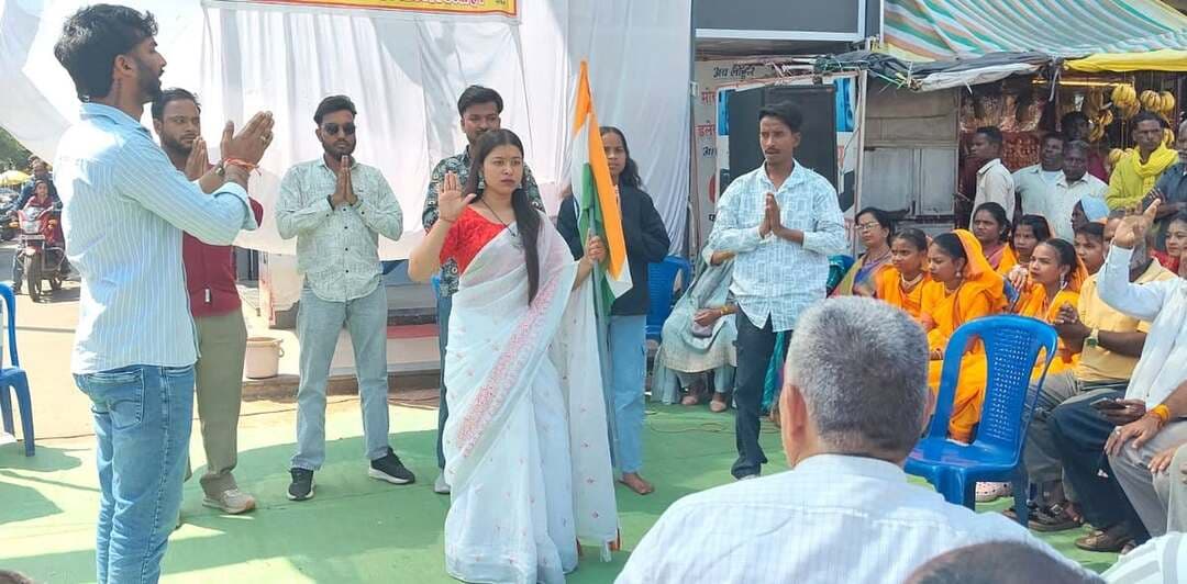 सेवा संकल्प अभियान 2026: जुन्नारदेव में नुक्कड़ नाटक के माध्यम से शासन की जनकल्याणकारी योजनाओं की दी गई जानकारी
==============================
सेवा संकल्प अभियान 2026 के अंतर्गत जनजागरूकता की भावना से जिले के विकासखंड जुन्नारदेव में आज नुक्कड़ नाटक का आयोजन किया गया। आयोजन का मुख्य उद्देश्य आमजन को शासन की जनकल्याणकारी योजनाओं, विकास कार्यों एवं विभिन्न शासकीय सेवाओं के प्रति जागरूक करना था।
नुक्कड़ नाटक के माध्यम से कलाकारों द्वारा रोचक एवं प्रभावशाली संवादों के जरिए योजनाओं की जानकारी सरल भाषा में प्रस्तुत की गई। इससे उपस्थित नागरिकों को योजनाओं के लाभ एवं उनके उपयोग की प्रक्रिया समझने में सहायता मिली। कार्यक्रम के दौरान आमजन ने उत्साहपूर्वक सहभागिता की। इस प्रकार नुक्कड़ नाटक के माध्यम से जनसामान्य तक शासन की योजनाओं का संदेश पहुंचाने तथा जनभागीदारी को प्रोत्साहित करने का सार्थक प्रयास किया गया।
#सेवा_संकल्प_अभियान
#procwa #छिन्दवाड़ा
#JansamparkMP
@Jansampark Madhya Pradesh