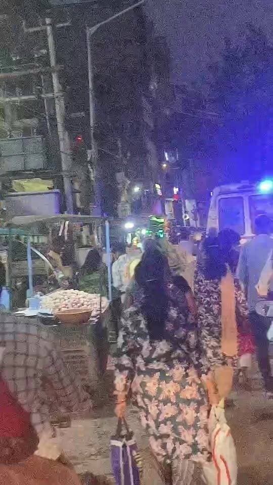 Ara Shahar jaam Jail Road shivganj Durga Mandir ke pass ambulance bhi fansa