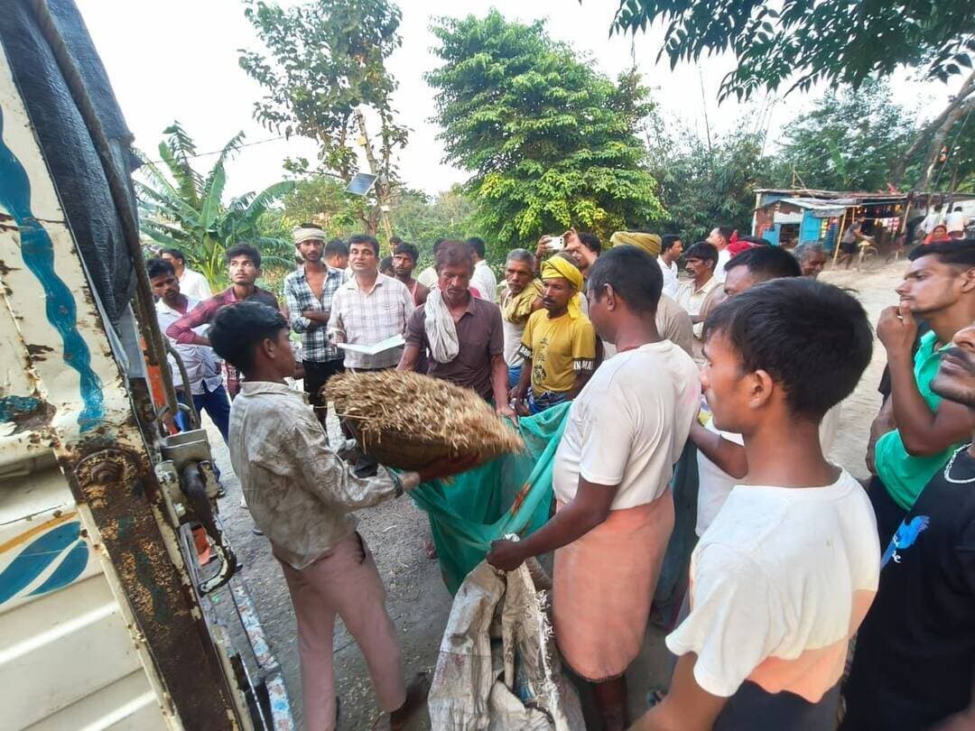 पशुपालन विभाग द्वारा बिन टोली के पास बांध पर संग्रामपुर में बाढ़ प्रभावित मवेशियों के लिए भूसा वितरण किया गया।
Information & Public Relations Department, Government of Bihar Disaster Management Department Govt. of Bihar