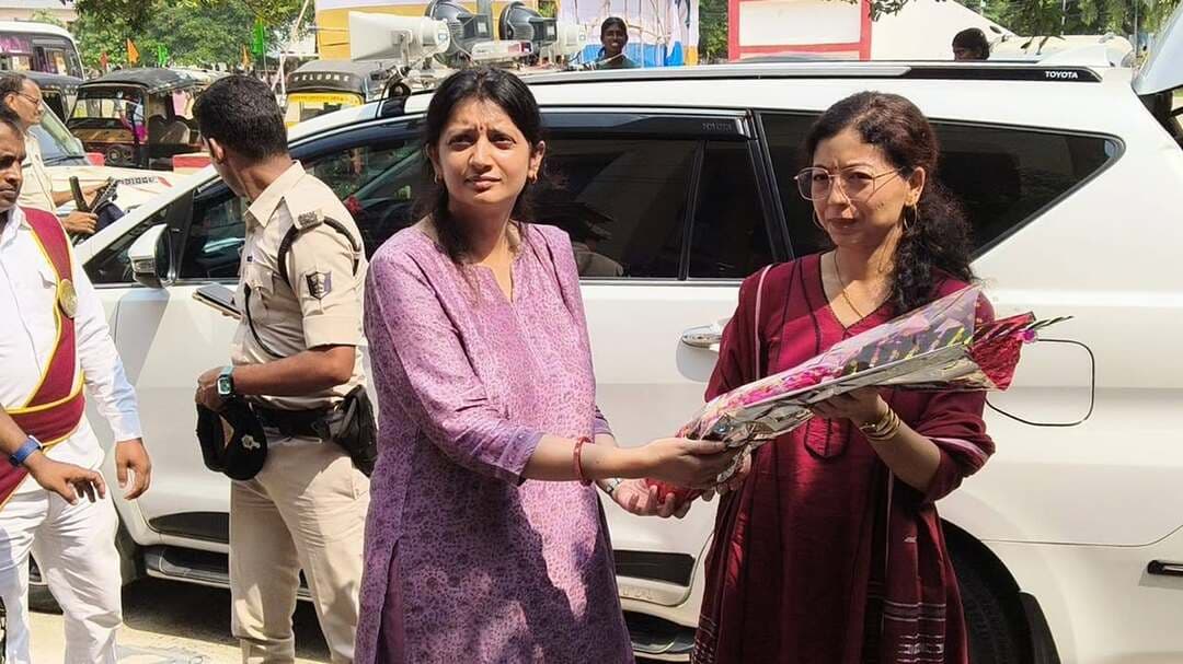 पीढ़ियों के अनुभव से जुड़ी नई पीढ़ी, वृद्धजन दिवस पर सम्मान और अपनत्व का संगम
जहानाबाद : अंतरराष्ट्रीय वृद्धजन दिवस के अवसर पर गुरुवार को बुनियाद केंद्र, जहानाबाद में जिला प्रशासन एवं जिला सामाजिक सुरक्षा कोषांग के संयुक्त तत्वावधान में अंतर-पीढ़ीगत जुड़ाव कार्यक्रम आयोजित किया गया। जिला पदाधिकारी छिरिङ वाई भूटिया के नेतृत्व में आयोजित कार्यक्रम में वरिष्ठ नागरिकों और बच्चों के बीच संवाद, सम्मान और अपनत्व का माहौल देखने को मिला।
कार्यक्रम की शुरुआत भारत स्काउट एवं गाइड के बच्चों के मार्च पास्ट से हुई। सहायक निदेशक, जिला सामाजिक सुरक्षा कोषांग ने डीएम को पौधा भेंट कर स्वागत किया। इसके बाद डीएम ने वरिष्ठ नागरिकों और बच्चों के साथ केक काटकर वृद्धजन दिवस मनाया।
इस वर्ष की थीम 'अंतर-पीढ़ीगत बंधन' के अनुरूप बच्चों ने वरिष्ठ नागरिकों को संदेश, चित्र और हस्तनिर्मित कार्ड भेंट किए। वहीं वरिष्ठजनों ने बच्चों के साथ अपने जीवन के अनुभव साझा कर उन्हें सीख और प्रेरणा दी।
कार्यक्रम में सेवानिवृत्त बैंक प्रबंधक मोहम्मद मुमताज अहमद, सेवानिवृत्त प्रधानाध्यापक डॉ. उदय शंकर मिश्रा, सेवानिवृत्त प्राचार्य डॉ. चंद्रभूषण शर्मा, प्रोफेसर डॉ. सत्येंद्र कुमार, रेडक्रॉस सोसाइटी के सचिव राजकिशोर प्रसाद, वरिष्ठ नागरिक संघ के सचिव उमेश प्रसाद और जिला विधिक सेवा प्राधिकार के अधिवक्ता रमेश प्रसाद समेत अन्य लोग मौजूद रहे।
कस्तूरबा गांधी बालिका विद्यालय, मुरलीधर इंटर विद्यालय, राज्य संपोषित बालिका इंटर विद्यालय, कायनात इंटरनेशनल स्कूल काको और सरस्वती शिशु विद्या मंदिर की स्काउट एवं गाइड इकाइयों के विद्यार्थियों ने भाग लिया।
कार्यक्रम के दौरान पंजाब नेशनल बैंक के वित्तीय साक्षरता परामर्शदाता अभय कुमार द्विवेदी ने वरिष्ठ नागरिकों को सुरक्षित वित्तीय लेन-देन और साइबर ठगी से बचाव की जानकारी दी। स्वास्थ्य जांच शिविर में रक्तचाप, रक्त शर्करा समेत सामान्य स्वास्थ्य की जांच की गई और आवश्यक परामर्श दिया गया।
अंत में वरिष्ठ नागरिकों के सम्मान, देखभाल और सुरक्षा के प्रति संवेदनशील रहने का संकल्प लिया गया। वक्ताओं ने कहा कि बुजुर्गों का अनुभव और ज्ञान समाज की अमूल्य धरोहर है। उनके प्रति सम्मान और सहयोग परिवार ही नहीं, बल्कि पूरे समाज की जिम्मेदारी है।