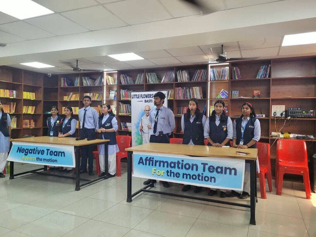 लिटिल फ्लावर स्कूल में हर्षोल्लास के साथ मनाई गई गांधी जयंती
बस्ती। गांधी जयंती के उपलक्ष्य में लिटिल फ्लावर स्कूल बस्ती में विद्यार्थियों की तार्किक क्षमता, अभिव्यक्ति कौशल एवं आत्मविश्वास को विकसित करने के उद्देश्य से वाद-विवाद प्रतियोगिता का आयोजन किया गया। प्रतियोगिता के विषय महात्मा गांधी के प्रमुख सिद्धांतों सत्य और अहिंसा से प्रेरित रहे। यह प्रतियोगिता विद्यालय के विभिन्न हाउसों के बीच आयोजित की गई, जिसमें विद्यार्थियों ने उत्साहपूर्वक प्रतिभाग किया। कार्यक्रम में विद्यालय के प्रबंधक श्री सुरेंद्र प्रताप सिंह जी, निर्देशक श्री राहुल सिंह जी एवं प्रधानाचार्य श्रीमती अपर्णा सिंह जी की गरिमामयी उपस्थिति रही।
कार्यक्रम में सरिता असिस्टेंट प्रोफेसर अंग्रेजी विभाग, ए.पी.एन.पी.जी. कॉलेज, बस्ती तथा कैप्टन जितेंद्र कुमार शाही, लेक्चरर (अंग्रेजी), किसान इंटर कॉलेज बस्ती एवं एनसीसी ऑफिसर, मुख्य अतिथि के रूप में उपस्थित रहे। मुख्य अतिथियों ने विद्यार्थियों के प्रदर्शन की सराहना करते हुए उनका उत्साहवर्धन किया तथा प्रभावी वक्तृत्व कला, तार्किक चिंतन एवं स्वस्थ विचार-विमर्श के महत्व पर अपने विचार साझा किए।
विद्यालय के प्रबंधक सुरेंद्र प्रताप सिंह ने विद्यार्थियों को संबोधित करते हुए वाद-विवाद प्रतियोगिता के महत्व पर प्रकाश डाला तथा विद्यार्थियों को आत्मविश्वास, तार्किकता एवं स्पष्ट विचारों के साथ अपनी बात रखने के लिए प्रेरित किया। प्रतियोगिता में कक्षा 9 के विद्यार्थियों के लिए “संघर्षों को सुलझाने का सबसे प्रभावी तरीका अहिंसा है” तथा कक्षा 11 के विद्यार्थियों के लिए “व्यक्तिगत हानि उठानी पड़े तब भी सत्य को हमेशा प्राथमिकता दी जानी चाहिए” विषय निर्धारित किए गए थे।
कक्षा 9 की प्रतियोगिता में नेहरू हाउस से अग्रिमा एवं श्रेयांश, गांधी हाउस से दिव्यांशी एवं समृद्धि, विवेकानंद हाउस से हर्षिता एवं दिशा तथा टैगोर हाउस से अभय मिश्रा एवं प्रियांशी ने प्रतिभाग किया। सभी प्रतिभागियों ने अपने विचारों को प्रभावशाली, स्पष्ट एवं तर्कपूर्ण ढंग से प्रस्तुत किया। *नेहरू हाउस के अग्रिमा एवं श्रेयांश ने उत्कृष्ट प्रदर्शन करते हुए कक्षा 9 की वाद-विवाद प्रतियोगिता में विजेता का स्थान प्राप्त किया।
कक्षा 11 की प्रतियोगिता में नेहरू हाउस से साक्षी अग्रहरि एवं शगुन दीप, गांधी हाउस से मोहम्मद साहिल एवं अदिति श्रीवास्तव, विवेकानंद हाउस से अर्पित पाल एवं साक्षी शुक्ला तथा टैगोर हाउस से अराध्या पांडे एवं अंशिका सिंह ने प्रतिभाग किया। सभी प्रतिभागियों ने विषय पर अपने विचारों को प्रभावशाली एवं तर्कपूर्ण ढंग से प्रस्तुत किया। विवेकानंद हाउस के अर्पित पाल एवं साक्षी शुक्ला ने उत्कृष्ट प्रदर्शन करते हुए कक्षा 11 की वाद-विवाद प्रतियोगिता में विजेता का स्थान प्राप्त किया।
विजेता विद्यार्थियों के उत्कृष्ट प्रदर्शन की अतिथियों एवं विद्यालय परिवार द्वारा सराहना की गई। एवं विद्यार्थियों को पुरस्कार देकर सम्मानित किया गया ।सभी शिक्षकों के समन्वय, मार्गदर्शन एवं सहयोग से प्रतियोगिता का सफलतापूर्वक आयोजन संपन्न हुआ।
गांधी जयंती के अवसर पर आयोजित यह कार्यक्रम विद्यार्थियों को सत्य, अहिंसा एवं शांतिपूर्ण संवाद के मूल्यों से जोड़ने की दिशा में एक सार्थक पहल रहा।