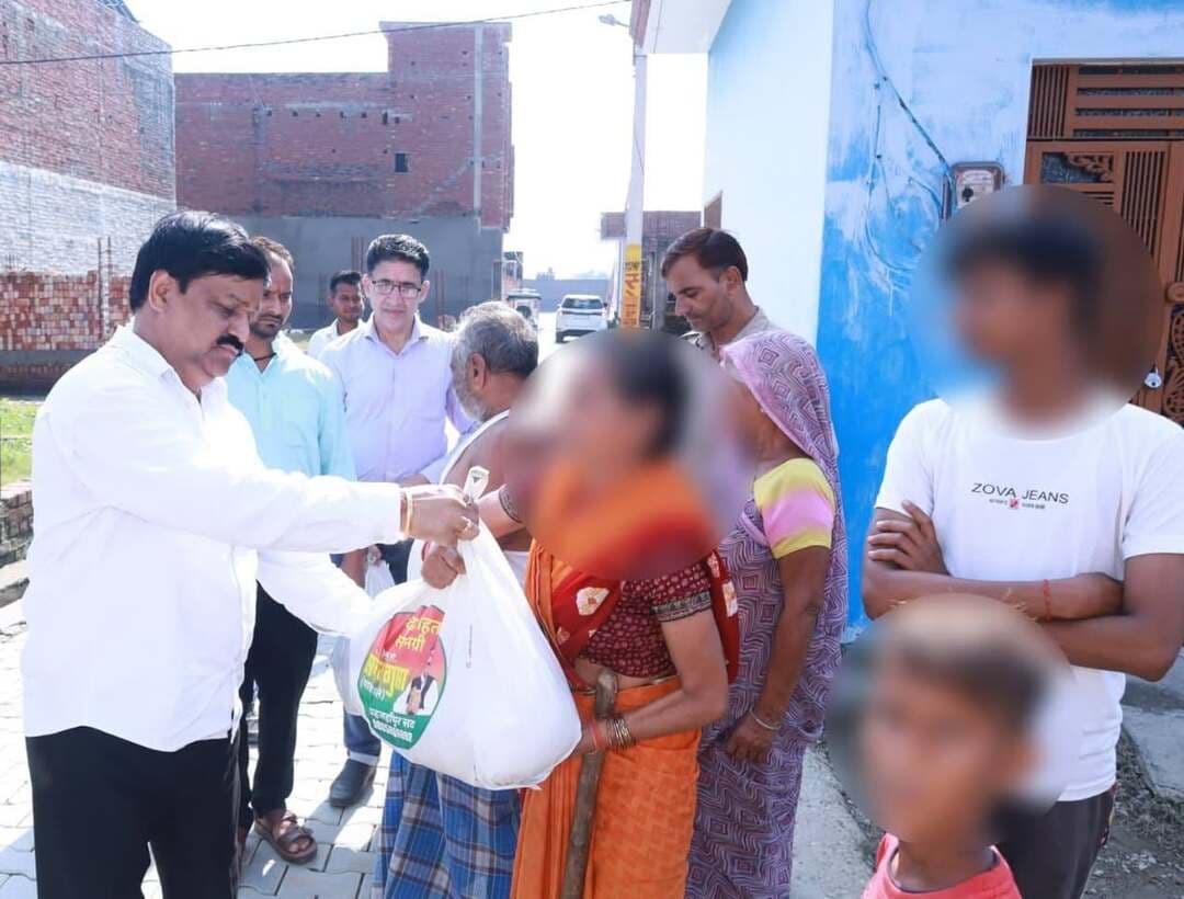 **बाढ़ में डूबे आशियाने, मदद को आगे बढ़े समाजसेवी संजय गुप्ता**
----ख्वाजा फिरोज वार्ड में बाढ़ प्रभावित परिवारों को बांटी राशन किट, राहत पाकर खिले चेहरे
शाहजहाँपुर। बाढ़ की विभीषिका ने लोगों के सामने मुश्किलें खड़ी कर दी हैं। कहीं घरों में पानी भरने से परिवार बेघर हो गए तो कहीं रोजमर्रा की जरूरतों का सामान तक जुटाना मुश्किल हो गया है। ऐसे संकट के बीच जरूरतमंदों की मदद के लिए समाजसेवी भी आगे आने लगे हैं। इसी क्रम में समाजसेवी संजय गुप्ता पाइप वाले ने ख्वाजा फिरोज वार्ड पहुंचकर बाढ़ प्रभावित परिवारों को राशन किट वितरित की।गौरतलब है कि पिछले दिनों हुई मूसलाधार बारिश के बाद नदियों का जलस्तर तेजी से बढ़ गया था। खन्नौत नदी खतरे के निशान को पार कर गई और उसका पानी रिहायशी इलाकों में घुस गया। ख्वाजा फिरोज मोहल्ला भी बाढ़ की चपेट में आ गया। घरों में पानी भरने से लोगों को भारी दुश्वारियां झेलनी पड़ीं। कई परिवारों को अपना आशियाना छोड़कर बाढ़ राहत केंद्रों में शरण लेनी पड़ी। ऐसे हालात में संजय गुप्ता ने प्रभावित परिवारों के बीच पहुंचकर राशन किट वितरित की। राहत सामग्री मिलने पर जरूरतमंद परिवारों ने उनका आभार जताया और इस पहल की सराहना की। इस मौके पर संजय गुप्ता ने कहा कि जरूरतमंदों की सेवा करना उनके लिए सदैव प्राथमिकता रही है। आपदा की इस घड़ी में प्रभावित परिवारों के साथ खड़ा होना उनका दायित्व है। सेवा कार्य करना उनके लिए सौभाग्य की बात है। उन्होंने आश्वस्त किया कि आवश्यकता पड़ने पर प्रभावितों तक आगे भी मदद पहुंचाई जाएगी।
आपका अपना शहर Aapka Apna Shahar