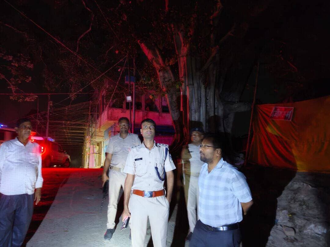 महनार बाजार घाट पर एसडीओ अंकित कुमार व एसडीपीओ प्रवीण कुमार ने किया निरीक्षण
जिउतिया पर्व और गंगा के बढ़ते जलस्तर को लेकर सुरक्षा व्यवस्था का लिया जायजा