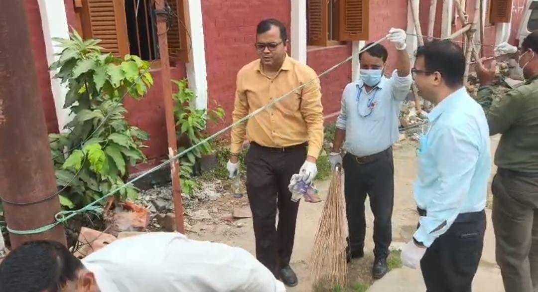 পশ্চিম জেলার জেলাশাসকের উদ্যোগে স্বচ্ছ ভারত অভিযান, পরিচ্ছন্নতার বার্তা
পশ্চিম ত্রিপুরা জেলার জেলাশাসকের উদ্যোগে অফিস চত্বরে আয়োজন করা হয় স্বচ্ছ ভারত অভিযান।
অভিযানে উপস্থিত ছিলেন জেলাশাসকসহ চিকিৎসক ডা. বিশাল কুমার ও অন্যান্য আধিকারিকরা।
অফিস চত্বর পরিষ্কার-পরিচ্ছন্ন রাখার পাশাপাশি সাধারণ মানুষের মধ্যে স্বচ্ছতার বার্তা দেওয়া হয়।
স্বচ্ছ ও পরিচ্ছন্ন পরিবেশ গড়ে তুলতে সকলের সম্মিলিত অংশগ্রহণের আহ্বান জানানো হয়।