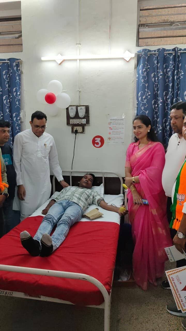 ➡️ #सेवा_संकल्प_अभियान एवं #राष्ट्रीय_स्वैच्छिक_रक्तदान_दिवस पर सारनी में विशाल रक्तदान शिविर
➡️ विधायक डॉ. योगेश पंडाग्रे ने किया शुभारंभ, 121 यूनिट रक्त एकत्रित
सारनी। सेवा संकल्प अभियान 2026 एवं राष्ट्रीय स्वैच्छिक रक्तदान दिवस के अवसर पर 1 अक्टूबर को पॉवर जनरेटिंग कंपनी अस्पताल, सारनी में नगर पालिका परिषद सारनी द्वारा विशाल स्वैच्छिक रक्तदान शिविर का आयोजन किया गया। शिविर का शुभारंभ आमला-सारनी विधायक डॉ. योगेश पंडाग्रे ने किया। शिविर में नागरिकों, जनप्रतिनिधियों एवं कर्मचारियों ने बढ़-चढ़कर हिस्सा लेते हुए कुल 121 यूनिट रक्तदान किया।
एकत्रित रक्त को जिला रक्तकोष, बैतूल में जमा कराया गया, जिसका उपयोग जरूरतमंद मरीजों के उपचार एवं जीवनरक्षा के लिए किया जाएगा।
शुभारंभ अवसर पर विधायक डॉ. योगेश पंडाग्रे ने रक्तदाताओं का उत्साहवर्धन करते हुए कहा कि रक्तदान केवल एक सामाजिक सेवा नहीं, बल्कि किसी जरूरतमंद के जीवन को बचाने का संकल्प है। एक यूनिट रक्त किसी मरीज और उसके परिवार के लिए जीवन की नई उम्मीद बन सकता है। उन्होंने कहा कि राष्ट्रीय स्वैच्छिक रक्तदान दिवस एवं सेवा संकल्प अभियान के अवसर पर आयोजित यह शिविर मानव सेवा की भावना को मजबूत करने वाला प्रयास है। उन्होंने नागरिकों से आह्वान किया कि स्वस्थ एवं पात्र व्यक्ति नियमित रूप से स्वैच्छिक रक्तदान के लिए आगे आएं।
शिविर में नगर पालिका अध्यक्ष किशोर बरदे, उपाध्यक्ष जगदीश पवार, जिला रक्तकोष अधिकारी डॉ. अंकिता सीते, पॉवर जनरेटिंग कंपनी के मुख्य स्वास्थ्य अधिकारी डॉ. विजय रघुवंशी एवं मुख्य नगर पालिका अधिकारी नितिन बिजवे सहित जनप्रतिनिधि एवं अधिकारी उपस्थित रहे।
Jansampark Madhya Pradesh
Directorate of Health Services, Madhya Pradesh
#SevaSankalpAbhiyan
#JansamparkMP
#बैतूल
#betul