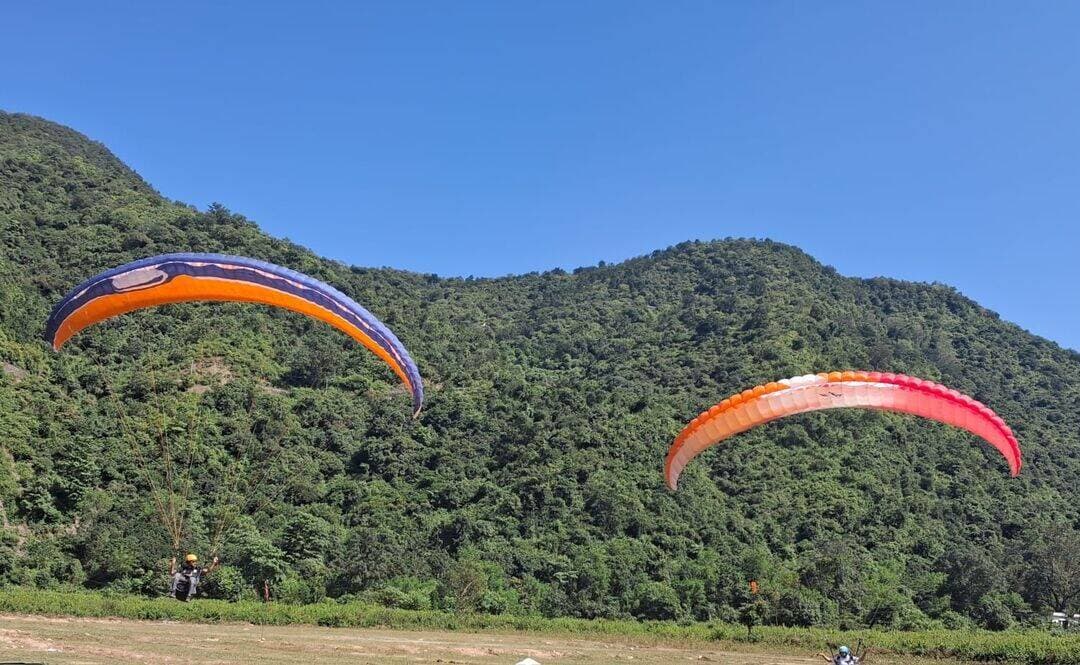 उत्तराखंड पर्यटन विकास परिषद द्वारा नयारघाटी के बिलखेत में आयोजित 30 दिवसीय पैराग्लाइडिंग अभ्यास शिविर का बृहस्पतिवार को क्षेत्रीय विधायक राजकुमार पोरी ने समारोह पूर्वक शुभारंभ किया। इस मौके पर अपने संबोधन में उन्होंने कहा कि बिलखेत क्षेत्र में एयरो स्पोर्ट्स की असीमित संभावनाएं हैं। जिसे देखते हुए बिलखेत में राष्ट्रीय स्तर का पैराग्लाइडिंग प्रशिक्षण इंस्टिट्यूट बनाने की कार्यवाही भी गतिमान है। इसके अलावा नयार नदी में एग्लिंग और बोटिंग कई अन्य योजनाएं भी पाइप लाइन में हैं। जिनके धरातल पर उतरती न सिर्फ क्षेत्र को पर्यटन विकास के नक्शे पर स्थापित किया जा सकेगा, अपितु क्षेत्र में युवाओं को रोजगार के स्वर्णिम अवसर भी प्राप्त होंगे। इस मौके पर उन्होंने हरी झंडी दिखाकर पैराग्लाइडिंग अभ्यास शिविर का शुभारंभ किया। इस मौके पर डीटीडीओ कमल किशोर जोशी ने बताया कि 1 से 30 अक्टूबर तक चलने वाले 30 दिवसीय अभ्यास शिविर में यूटीडीबी के पैराग्लाइडिंग एक्सपर्ट बलवंत कपकोटी के निर्देशन में प्रशिक्षणार्थी अभ्यास करने के साथ ही पैराग्लाइडिंग की बारीकियां भी सीखेंगे। जिसमें ढ़ाढूखाल से टेक आफ कर प्रशिक्षु रांइका, बिलखेत से सटे मैदान में लैंडिंग करेंगे।