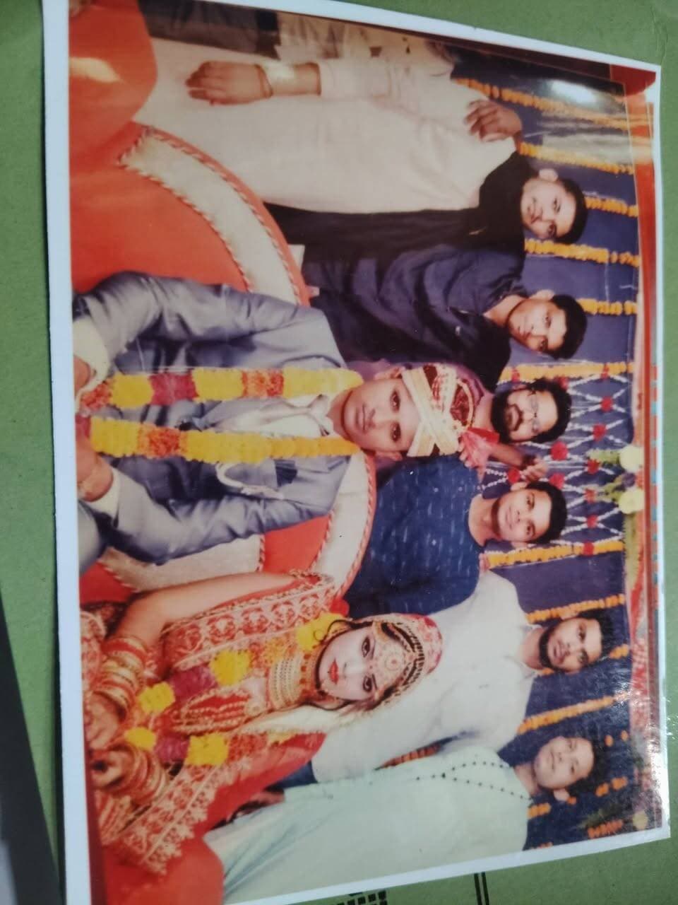 बांदा: विवाहिता की संदिग्ध मौत, मायके पक्ष ने लगाया दहेज हत्या का आरोप, न्याय के लिए भटक रहा परिवार
बिसंडा/बांदा। बांदा जिले के बबेरू थाना क्षेत्र के पखरौली गांव में एक विवाहिता की संदिग्ध परिस्थितियों में मौत का मामला सामने आया है। मृतका के मायके पक्ष ने ससुराल वालों पर दहेज के लिए हत्या करने का गंभीर आरोप लगाते हुए सभी आरोपियों के खिलाफ कड़ी कार्रवाई की मांग की है।
परिजनों के मुताबिक, मृतका का मायका बिसंडा थाना क्षेत्र की ओरन चौकी अंतर्गत विशाल का पुरवा में है। परिवार का आरोप है कि उनकी बेटी को प्रताड़ित किया जाता था और उसे फांसी पर लटकाकर मार दिया गया। इस मामले में पति आशीष कुमार सहित कलावती, लक्ष्मी प्रसाद, मुन्ना, अनीता, आशा, ममता और हरि प्रसाद पर संलिप्तता के आरोप लगाए गए हैं।
मायके पक्ष ने पति के अपनी भाभी के साथ कथित प्रेम प्रसंग को भी विवाद की वजह बताते हुए आरोप लगाया कि इसी के चलते उनकी बेटी को प्रताड़ित किया जाता था। हालांकि, इन सभी आरोपों की आधिकारिक पुष्टि होना अभी बाकी है।
न्याय के लिए अधिकारियों के चक्कर काट रहा परिवार
मृतका के परिजनों का कहना है कि वे न्याय की मांग को लेकर लंबे समय से प्रशासनिक अधिकारियों के कार्यालयों के चक्कर लगा रहे हैं। परिवार का दावा है कि मुख्यमंत्री तक से न्याय की गुहार लगाने के बावजूद उन्हें अब तक न्याय नहीं मिला है।
परिजनों ने आरोप लगाया कि आरोपियों को राजनीतिक संरक्षण प्राप्त है, जिसके कारण कार्रवाई में देरी हो रही है। परिवार ने नौकरी छुड़वाने और जान से मारने की धमकियां मिलने का आरोप भी लगाया है। इन आरोपों की स्वतंत्र पुष्टि नहीं हुई है।
निष्पक्ष जांच और सुरक्षा की मांग
पीड़ित परिवार ने पुलिस और प्रशासन से मामले की निष्पक्ष जांच कराने, दोषियों के खिलाफ सख्त कानूनी कार्रवाई करने तथा परिवार को सुरक्षा उपलब्ध कराने की मांग की है।
अब सवाल यह है कि पीड़ित परिवार को न्याय कब मिलेगा? मामले में पुलिस की आधिकारिक प्रतिक्रिया और जांच की वर्तमान स्थिति स्पष्ट होना बाकी है। आरोपों की सत्यता जांच और न्यायिक प्रक्रिया के बाद ही स्थापित हो सकेगी।