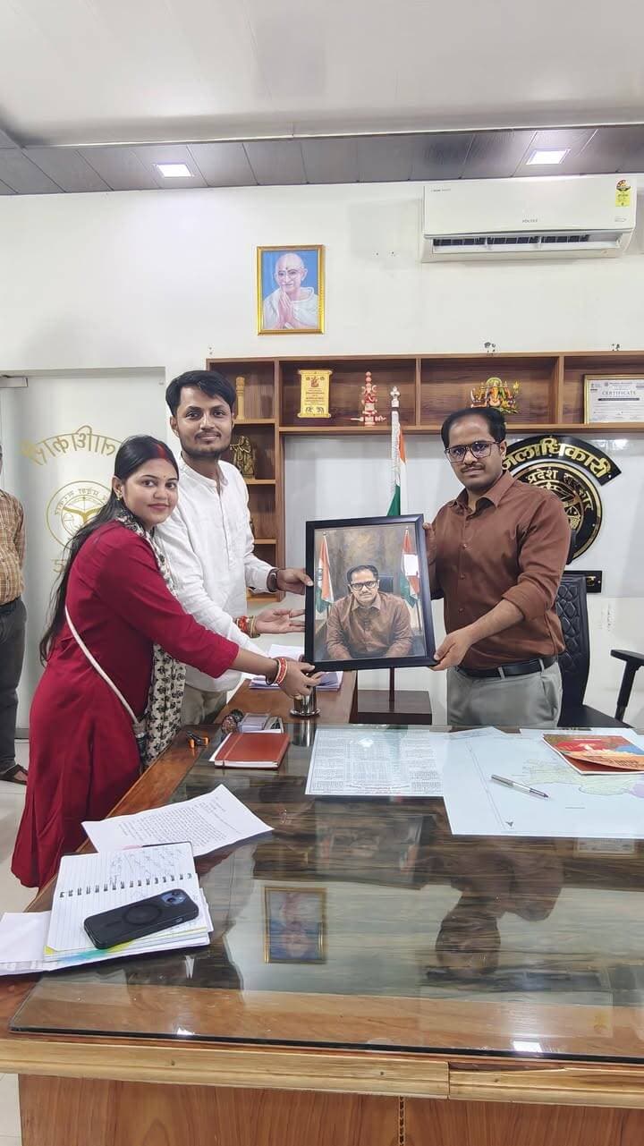 चित्रकूट के कलाकार चंदन सिंह ने डीएम, एसपी और विश्वविद्यालय के अधिकारियों को भेंट किया ‘माटी मा सोना हेराई गयो’ प्रदर्शनी का कैटलॉग
चित्रकूट। मंदाकिनी आर्ट स्टूडियो के संस्थापक एवं कलाकार चंदन सिंह ने अपनी पत्नी हिमांशी के साथ चित्रकूट के जिलाधिकारी पुलकित गर्ग, पुलिस अधीक्षक अरुण कुमार सिंह तथा जगद्गुरु रामभद्राचार्य दिव्यांग राज्य विश्वविद्यालय के कुलपति शिशिर कुमार पांडेय एवं कुलसचिव मधुरेंद्र कुमार पर्वत से मुलाकात की। इस दौरान उन्होंने उत्तर प्रदेश राज्य ललित कला अकादमी, लखनऊ में आयोजित होने वाली अपनी चार दिवसीय एकल कला प्रदर्शनी ‘माटी मा सोना हेराई गयो’ का कैटलॉग और ब्रोशर ससम्मान भेंट किया।
इस अवसर पर कलाकार चंदन सिंह ने जिलाधिकारी एवं पुलिस अधीक्षक को प्रदर्शनी के कैटलॉग, ब्रोशर के साथ अपने हाथों से कैनवास पर बनाई गई पेंटिंग भी उपहार स्वरूप भेंट की। वहीं, विश्वविद्यालय के कुलपति एवं कुलसचिव को भी प्रदर्शनी का कैटलॉग और ब्रोशर भेंट कर आशीर्वाद एवं शुभकामनाएं प्राप्त कीं।
इसी क्रम में चंदन सिंह ने जगद्गुरु रामभद्राचार्य दिव्यांग राज्य विश्वविद्यालय के ललित कला विभाग की सहायक आचार्य डॉ. संध्या पाण्डेय को भी अपनी एकल कला प्रदर्शनी का कैटलॉग सादर भेंट किया। इस दौरान डॉ. संध्या पाण्डेय ने चंदन सिंह के कला-प्रयासों की सराहना करते हुए उन्हें अपना स्नेह, आशीर्वाद एवं मार्गदर्शन प्रदान किया।
मुलाकात के दौरान चित्रकूट के कला-वातावरण और यहां की कला-संबंधी गतिविधियों पर भी चर्चा हुई। डॉ. संध्या पाण्डेय के बहुमूल्य सुझाव एवं प्रोत्साहन को कलाकार चंदन सिंह ने अपने लिए प्रेरणादायी बताया।
प्रदर्शनी ‘माटी मा सोना हेराई गयो’ के माध्यम से चित्रकूट की माटी, संस्कृति और स्थानीय कला की पहचान को व्यापक स्तर पर प्रस्तुत करने का प्रयास किया जा रहा है। इस पहल से चित्रकूट की कला एवं सांस्कृतिक विरासत को नई पहचान मिलने की उम्मीद है।