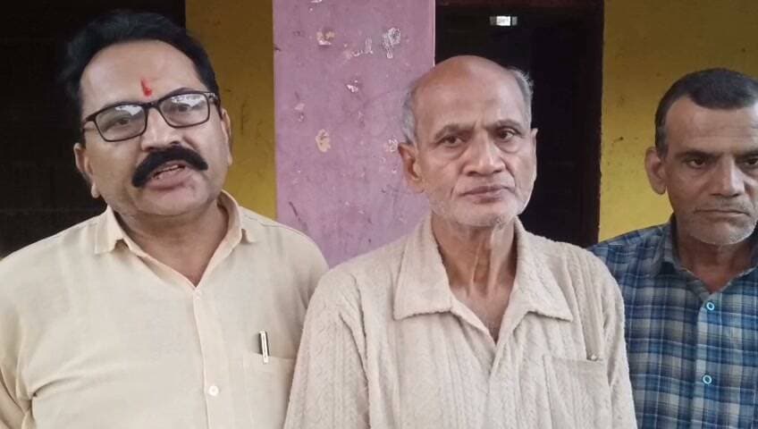 *चित्रकूट में गांधी जयंती पर 225 मेधावी बच्चे होंगे सम्मानित, उत्कृष्ट हस्तियों को भी मिलेगा सम्मान*
आयुष्मान वानप्रस्थ विश्वविद्यालय चित्रकूट इंटर कॉलेज कर्वी में करेगा आज भव्य आयोजन
*चित्रकूट।* विगत वर्षों की भाँति इस वर्ष भी सामाजिक संस्था *आयुष्मान वानप्रस्थ विश्वविद्यालय* की ओर से गांधी जी के जन्मदिवस के अवसर पर भव्य पुरस्कार वितरण समारोह का आयोजन किया जा रहा है।
संस्था के निदेशक *बलवीर सिंह* ने बताया कि संस्था वर्ष 2007 से लगातार प्रतियोगी कार्यक्रमों का आयोजन कर छात्र-छात्राओं में छिपी प्रतिभा को निखारने का काम कर रही है। ये प्रतियोगिताएं प्राथमिक, जूनियर और सीनियर तीनों संवर्गों में कराई जाती हैं। प्रत्येक प्रतियोगिता में 5 बच्चों को चयनित किया जाता है, जिन्हें सम्मानित कर उनका उत्साहवर्धन किया जाता है।
कार्यक्रम संयोजक *डॉ. मनोज द्विवेदी* ने बताया कि पुरस्कार वितरण समारोह *चित्रकूट इंटर कॉलेज, कर्वी के सभागार में शाम 4:00 बजे* से आयोजित होगा। समारोह में *मुख्य अतिथि* के रूप में *जिलाधिकारी पुलकित गर्ग* और *पुलिस अधीक्षक अरुण कुमार सिंह* मौजूद रहेंगे। समारोह की *अध्यक्षता पूर्व सांसद भैरों प्रसाद मिश्र* करेंगे।
इसके अलावा समारोह में जनप्रतिनिधि, अधिकारीगण, प्रधानाचार्य एवं विद्यालय प्रबंधक भी उपस्थित रहेंगे। इस बार विभिन्न प्रतियोगिताओं में स्थान पाने वाले *225 बच्चों* को सम्मानित किया जाएगा। साथ ही जनपद में विभिन्न क्षेत्रों में उत्कृष्ट कार्य करने वाली हस्तियों को भी मंच से सम्मानित किया जाएगा।
कार्यक्रम संयोजक ने सभी प्रतिभागी विद्यालयों के प्रधानाचार्यों और स्थान पाने वाले छात्र-छात्राओं से समय से समारोह में पहुँचने की अपील की है।