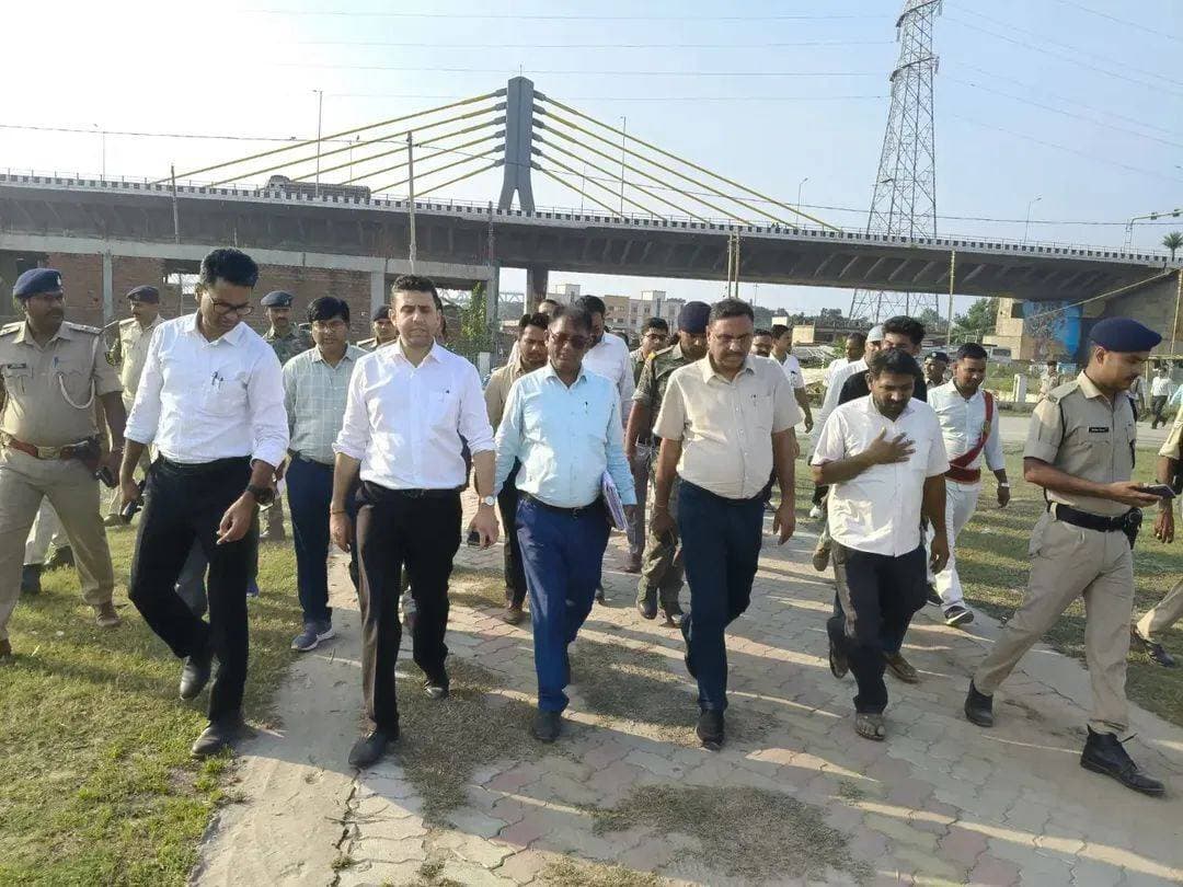 🚩 राजकीय सिमरिया कल्पवास मेला की तैयारियां तेज!
बेगूसराय के सिमरिया धाम में आयोजित होने वाले राजकीय कल्पवास मेला की तैयारियों को लेकर जिला पदाधिकारी श्री रिची पाण्डेय ने सिमरिया धाम एवं धर्मशाला का निरीक्षण किया और संबंधित पदाधिकारियों के साथ बैठक की।
उन्होंने स्वच्छता, शौचालय, पेयजल, प्रकाश, चिकित्सा, सुरक्षा, विद्युत और यातायात व्यवस्था समय पर दुरुस्त करने के निर्देश दिए।
श्रद्धालुओं की सुरक्षा के लिए गोताखोर, SDRF, पुलिस बल, महिला पुलिस, CCTV और वॉच टावर की व्यवस्था सुनिश्चित करने को कहा गया है। वहीं मेला क्षेत्र में 24×7 चिकित्सा शिविर, एंबुलेंस, नियंत्रण कक्ष और खोया-पाया केंद्र की भी व्यवस्था रहेगी।
📅 मेला अवधि: 18 अक्टूबर से 24 नवंबर 2026 तक
🕉️ 38 दिनों तक चलेगा राजकीय सिमरिया कल्पवास मेला।
#SimariaDham #SimariaKalpwasMela #Begusarai #BegusaraiNews #BiharNews #RitchiePandey #IPRDBihar #CMSamrat #Simaria #KalpwasMela