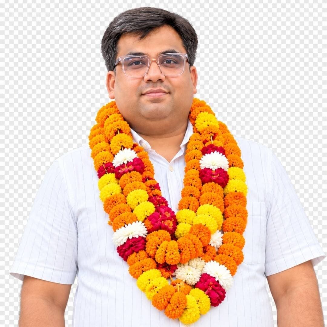 पवन कुमार पाण्डेय को द्विवार्षिक निर्वाचन मे अध्यक्ष निर्वाचित होने पर कर्मचारियों में हर्ष की लहर व्याप्त,
यूपी हेड ब्यूरो नागेंद्र पांडे
कानपुर नगर -
उ०प्र० राज्य कर, मिनिस्टीरियलस्टाफ एसोसिएशन, कानपुर के द्विवार्षिक अधिवेशन-2026 के अंतर्गत जोन/जिला कार्यकारिणी के निर्वाचन की प्रक्रिया के अंतर्गत दिनांक 05.10.2026 को मतदान प्रस्तावित था। नामांकन वापसी की अंतिम तिथि 29.09.2026 तक विभिन्न पदों के लिए प्राप्त नामांकनों के आधार पर निम्न पदों पर निर्विरोध पदाधिकारी औपचारिक रूप से ५ अक्टूबर को घोषित किए जाएँगे ।
*राज्य कर विभाग के इतिहास में पहली बार जोनल अध्यक्ष पद पर श्री पवन प्रकाश पाण्डेय, वरिष्ठ सहायक के विरुद्ध किसी अन्य कर्मचारी द्वारा नामांकन दाखिल नहीं किए जाने के कारण उनका निर्विरोध निर्वाचन होना तय माना जा रहा है*
जोनल मंत्री पद हेतु श्री उमेश कुमार, वरिष्ठ सहायक तथा श्री श्रीकृष्ण तिवारी, प्रधान सहायक द्वारा नामांकन दाखिल किया गया, जिसमें चुनाव जोरदारी से लड़ा जा रहा है । जिला अध्यक्ष पद हेतु श्री सत्यवीर दीक्षित, वरिष्ठ सहायक एवं श्री अविनाश कुमार, वरिष्ठ सहायक तथा जिला मंत्री पद हेतु श्री शोभित अग्रवाल एवं श्री शैलेन्द्र कुमार पाल द्वारा नामांकन दाखिल किया गया।
निर्धारित अवधि में नामांकन वापसी के उपरान्त जोनल मंत्री, जिला अध्यक्ष एवं जिला मंत्री पद पर एक-एक प्रत्याशी के शेष रहने के कारण इन सभी पदों पर भी निर्विरोध निर्वाचन तय है ।
*जोनल अध्यक्ष पद पर श्री पवन प्रकाश पाण्डेय के निर्विरोध निर्वाचित तय होने पर सम्पूर्ण कार्यालय में हर्ष एवं उत्साह का वातावरण रहा तथा कर्मचारियों द्वारा तय निर्विरोध नवनिर्वाचित होने पर स्वागत एवं अभिनंदन किया गया।*
जोनल अध्यक्ष व नवनिर्वाचित होने जा रही कार्यकारिणी से संगठन एवं कर्मचारी हितों के लिए सक्रियता एवं समर्पण के साथ कार्य करने की अपेक्षा व्यक्त की गई।