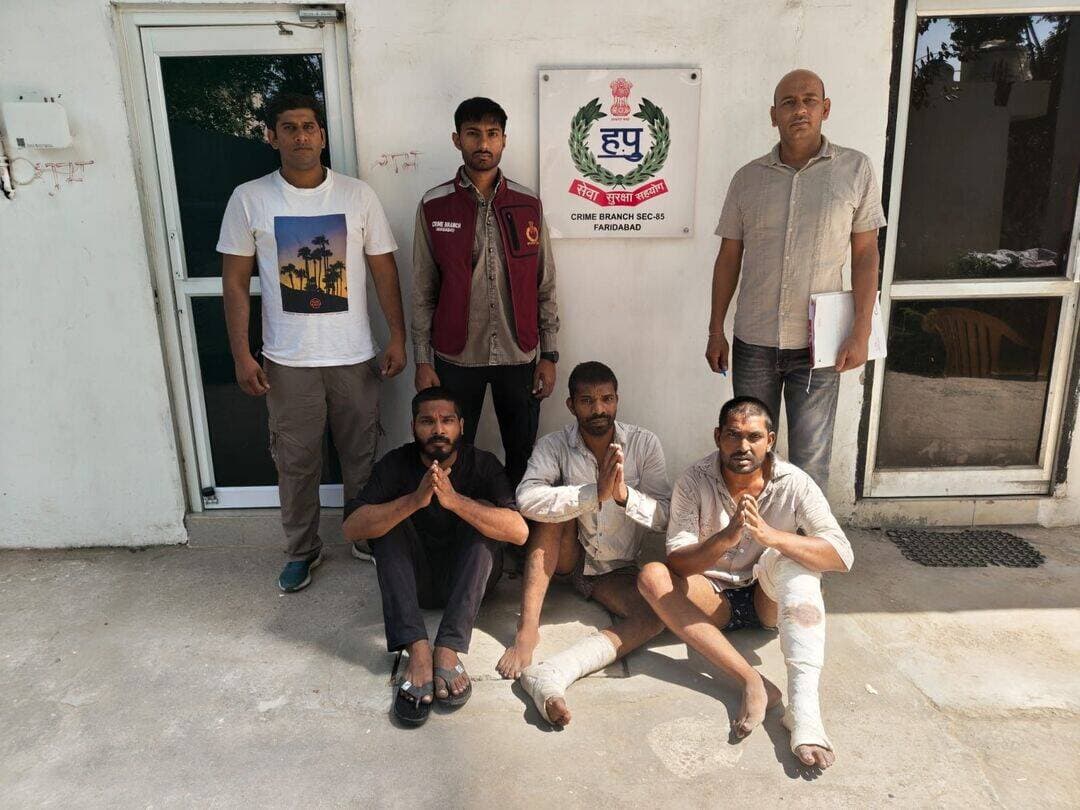 सेक्टर-29 में घर का ताला तोड़कर नकदी-आभूषण चोरी के मामले में तीन गिरफ्तार, क्राइम ब्रांच सेक्टर-85 की टीम पांच दिन के पुलिस रिमांड पर लेकर कर रही है पूछताछ*
फरीदाबाद Rakesh Kumar घरों में चोरी की वारदातों पर अंकुश लगाने के लिए फरीदाबाद पुलिस द्वारा लगातार कार्रवाई की जा रही है। इसी कड़ी में क्राइम ब्रांच सेक्टर-85 की टीम ने सेक्टर-29 क्षेत्र में घर का ताला तोड़कर नकदी व आभूषण चोरी करने के मामले में 3 आरोपियों को प्रोडक्शन पर लेकर गिरफ्तार किया है। जिनके नाम शिवम, राहुल और सोनू, निवासी उत्तम नगर, दिल्ली है। आरोपित पुलिस टीम पर फायरिंग करने के मामले में नीमका जेल में बंद थे। पुलिस ने आरोपियों को अदालत में पेश कर 5 दिन के पुलिस रिमांड पर लिया है।
पुलिस प्रवक्ता अनुसार सेक्टर-29 निवासी महिला ने पुलिस चौकी सेक्टर-28 में शिकायत दी थी कि 12 सितंबर की शाम वह अपने पति के साथ किसी काम से दिल्ली गई थी। जब दंपती वापस घर लौटे तो मकान का ताला टूटा हुआ था। घर के अंदर सामान बिखरा पड़ा था। जांच करने पर पता चला कि अलमारी में रखी नकदी और आभूषण गायब थे। शिकायत पर थाना सेक्टर-31 में चोरी की संबंधित धाराओं के तहत मामला दर्ज कर जांच शुरू की गई।
प्रारंभिक जांच में सामने आया कि तीनों आरोपी आपस में दोस्त हैं। जिन्होंने मिलकर 12/13 सितंबर की रात सेक्टर-29 स्थित मकान को निशाना बनाया। आरोपियों ने रॉड की मदद से घर का ताला तोड़ा और अंदर दाखिल होकर अलमारी से नकदी व आभूषण चोरी कर लिए। वारदात के बाद तीनों आरोपी मौके से फरार हो गए।
आरोपियों के खिलाफ पहले से भी चोरी के कई मामले दर्ज हैं। सोनू के खिलाफ दिल्ली और फरीदाबाद में चोरी के 27 मामले, जबकि आरोपी शिवम और राहुल के खिलाफ दिल्ली में चोरी के 12-12 मामले दर्ज हैं।
तीनों आरोपियों को अदालत में पेश कर पांच दिन के पुलिस रिमांड पर लिया गया है। रिमांड के दौरान आरोपियों से चोरी किए गए नकदी व आभूषण की बरामदगी, वारदात में इस्तेमाल किए गए सामान तथा उनके द्वारा अंजाम दी गई अन्य चोरी की वारदातों के संबंध में पूछताछ करेगी।
