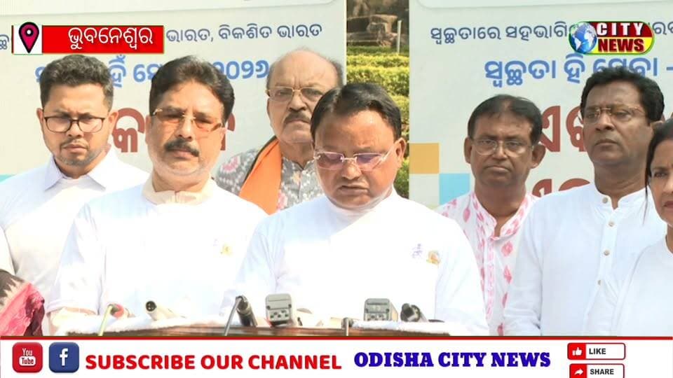 ବିଏମସି ଦ୍ୱାରା ଖଣ୍ଡଗିରିଠାରେ ଆୟୋଜିତ "ଏକ ଦିନ, ଏକ ଘଣ୍ଟା, ଏକ ସାଥ୍ - ସ୍ୱଚ୍ଛତା ଅଭିଯାନ" ଅବସରରେ ମୁଖ୍ୟମନ୍ତ୍ରୀ ଶ୍ରୀ ମୋହନ ଚରଣ ମାଝୀ।#cmodisha #Odisha Part 8