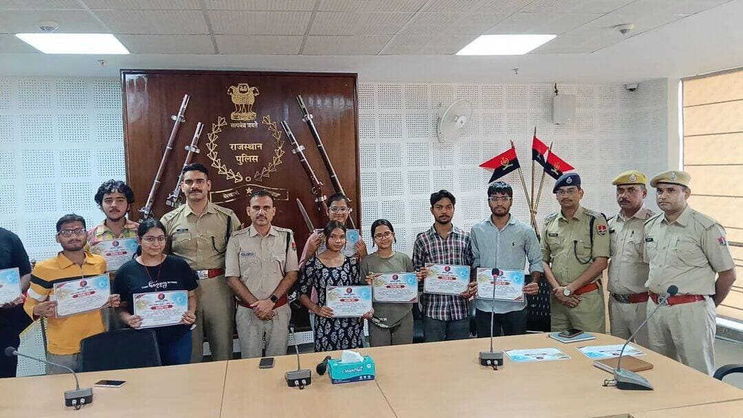 अलवर पुलिस का एक महीने तक चला साइबर जागरूकता अभियान, छात्र-छात्राओं को प्रशंसा पत्र देकर किया सम्मानित। <nis:link nis:type=tag nis:id=अलवर nis:value=अलवर nis:enabled=true nis:link/>