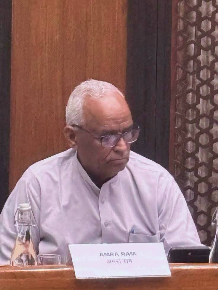 फतेहपुर(सीकर) | मुख्यमंत्री की फतेहपुर सभा पर सांसद अमराराम का सवाल
शेखावाटी को भाषण नहीं, पेयजल और सिंचाई के लिए चाहिए ठोस काम
---------------
सीकर, भारत की कम्युनिस्ट पार्टी (मार्क्सवादी) के पोलित ब्यूरो सदस्य एवं सांसद कॉमरेड अमराराम ने मुख्यमंत्री भजनलाल शर्मा की फतेहपुर में आयोजित आमसभा में शेखावाटी की पेयजल एवं सिंचाई योजनाओं को लेकर दिए गए बयानों पर सवाल उठाए हैं। कामरेड अमराराम ने कहा कि सीकर-झुंझुनूं की पेयजल की जल जीवन मिशन करीब 8 हजार करोड़ रुपये की परियोजना है और वर्ष 2021 से प्रस्तावित है। इसके बावजूद राज्य सरकार द्वारा अपने हिस्से की राशि की व्यवस्था नहीं किए जाने से योजना को अपेक्षित गति नहीं मिल पाई है। उन्होंने कहा कि सरकार पिछले तीन वर्षों से शेखावाटी में पेयजल उपलब्ध कराने के दावे और भाषण कर रही है, लेकिन जनता को धरातल पर काम चाहिए।
उन्होंने कहा कि पोंग बांध से राजस्थान के हिस्से के 6 एमएएफ पानी का मुद्दा भी लंबे समय से लंबित है। मुख्यमंत्री डबल इंजन सरकार की बात करते हैं तो उन्हें राजस्थान के हिस्से का पानी दिलाने के लिए प्रभावी पहल करनी चाहिए। उन्होंने कहा कि यदि राजस्थान को उसका पानी मिल जाता है तो यह प्रदेश के लिए बड़ी उपलब्धि होगी। कॉमरेड अमराराम ने कहा कि मुख्यमंत्री शेखावाटी की भूमि को यमुना का पानी मिलने और इससे जमीन के सोना उगलने की बात कर रहे हैं, लेकिन सरकार को यह भी स्पष्ट करना चाहिए कि यमुना के पानी से शेखावाटी की कितनी भूमि सिंचित होगी और योजना को पूरा करने की समय सीमा क्या है। उन्होंने कहा कि राजस्थान में अलग-अलग समय पर भाजपा की सरकारें रही हैं। इसलिए शेखावाटी की पेयजल एवं सिंचाई योजनाओं को लंबे समय से अमलीजामा नहीं पहनाए जाने की जिम्मेदारी से भाजपा भी बच नहीं सकती।
सांसद अमराराम ने बाजरा खरीद का मुद्दा उठाते हुए मुख्यमंत्री से पूछा कि राजस्थान देश में बाजरे का प्रमुख उत्पादक राज्य है, ऐसे में शेखावाटी के किसानों से बाजरे की समर्थन मूल्य पर खरीद कब शुरू की जाएगी। उन्होंने कहा कि किसानों को केवल समर्थन मूल्य की घोषणा नहीं, बल्कि वास्तविक खरीद की व्यवस्था चाहिए।
कॉमरेड अमराराम ने कहा कि सरकार चुनावी भाषणों से बाहर निकले और शेखावाटी की पेयजल एवं सिंचाई योजनाओं को धरातल पर उतारने के लिए राज्यांश की राशि जल्द उपलब्ध कराए। उन्होंने मुख्यमंत्री से योजनाओं की स्पष्ट समयसीमा तय करने और शेखावाटी की जनता तथा किसानों को ठोस राहत देने की मांग की।