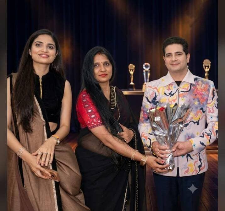 रील और रियल लाइफ में बहुत फर्क होता है : करण मेहरा
नर्मदापुरम में नमामि देवी मां नर्मदे सम्मेलन एवं सम्मान समारोह 2026 आयोजित
मध्यप्रदेश-महाराष्ट्र की प्रतिभाओं का हुआ सम्मान
बैतूल। खुशी वेलफेयर फाउंडेशन के तत्वावधान में 29 सितंबर को नर्मदापुरम में नमामि देवी मां नर्मदे सम्मेलन एवं सम्मान समारोह 2026 आयोजित किया गया। समारोह में मध्यप्रदेश और महाराष्ट्र की विभिन्न क्षेत्रों की प्रतिभाओं ने हिस्सा लिया। मेकअप आर्टिस्ट, ब्यूटीशियन, फैशन डिजाइनर, फोटोग्राफर और इन्फ्लुएंसर्स ने अपनी कला व कौशल का प्रदर्शन किया।
कार्यक्रम में मुख्य अतिथि के रूप में लोकप्रिय अभिनेता करण मेहरा शामिल हुए। टेलीविजन के चर्चित धारावाहिक ये रिश्ता क्या कहलाता है में नैतिक सिंघानिया की भूमिका से देशभर में पहचान बनाने वाले करण मेहरा ने विभिन्न क्षेत्रों की उभरती प्रतिभाओं को सम्मानित किया। समारोह की अध्यक्षता करते हुए उन्होंने कहा, आसान नहीं है नैतिक सिंघानिया बनना। रील और रियल लाइफ में बहुत फर्क होता है। उन्होंने प्रतिभागियों से कहा कि लक्ष्य हासिल होने तक संघर्ष जारी रखना चाहिए।
समिति के नीलेश मालवीय ने बताया कि समारोह में प्रतिभागियों ने अपनी प्रतिभा का प्रदर्शन किया। इसमें नेशनल लेवल की मेकअप आर्टिस्ट एवं ब्यूटीशियन बैतूल की वर्षा शर्मा, राखी तिवारी, मेघा सोनी, नर्मदापुरम-बाबई की नेहा सोनी, भोपाल की डॉली सोनी, नर्मदापुरम की सेजल यादव और शाहपुर की नीलम गुप्ता सहित कई प्रतिभाओं ने उत्कृष्ट प्रदर्शन किया। प्रतिभागियों को बेस्ट मेकअप आर्टिस्ट, बेस्ट ब्यूटीशियन अवॉर्ड और क्राउन से सम्मानित किया गया।