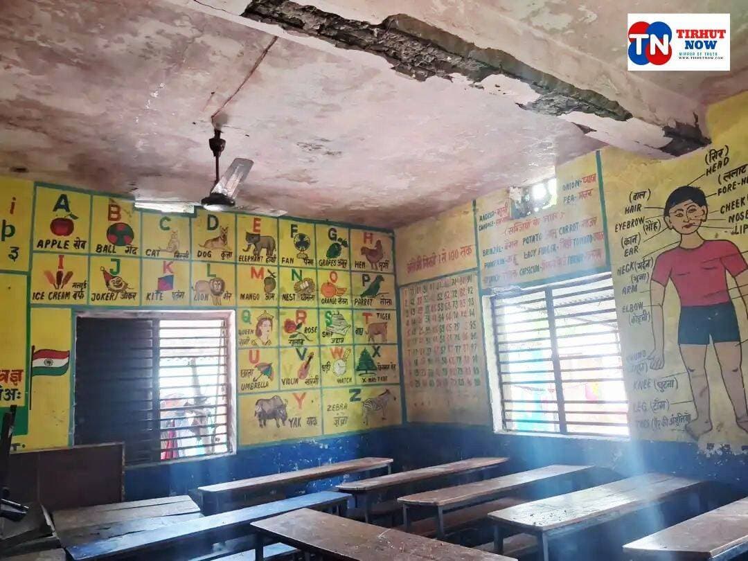 मुजफ्फरपुर में ट्यूशन पढ़ रहे बच्चों पर टूटा छत का प्लास्टर, 6 घायल; भवानीपुर गांव में मची अफरा-तफरी
मुजफ्फरपुर के हथौड़ी थाना क्षेत्र के भवानीपुर गांव से एक दर्दनाक हादसे की खबर सामने आई है। यहां एक सामुदायिक भवन के बरामदे की छत का प्लास्टर अचानक भरभराकर नीचे गिर गया। हादसे के वक्त भवन में बच्चे ट्यूशन पढ़ रहे थे। अचानक हुए इस हादसे में कुल छह लोग घायल हो गए।
बताया जा रहा है कि एक युवती सामुदायिक भवन में बच्चों को निजी तौर पर ट्यूशन पढ़ा रही थी। बच्चे पढ़ाई में जुटे हुए थे, तभी बरामदे की छत से प्लास्टर का बड़ा हिस्सा अचानक नीचे आ गिरा। प्लास्टर गिरते ही बच्चों में चीख-पुकार मच गई और मौके पर अफरा-तफरी का माहौल बन गया।
आसपास मौजूद लोगों ने तत्काल मौके पर पहुंचकर बच्चों को मलबे से बाहर निकाला और घायलों को इलाज के लिए अस्पताल पहुंचाया। घटना की जानकारी मिलते ही गांव में भी लोगों की भीड़ जुट गई।
बताया जा रहा है कि बच्चे नियमित रूप से इसी सामुदायिक भवन में पढ़ाई के लिए आते थे। हादसे के बाद भवन की जर्जर स्थिति और छत की सुरक्षा को लेकर सवाल उठने लगे हैं। फिलहाल घायल बच्चों का अस्पताल में इलाज कराया जा रहा है। प्रशासन से सामुदायिक भवन की स्थिति की जांच और आवश्यक कार्रवाई की मांग उठ रही है।
<nis:link nis:type=tag nis:id=muzaffarpur nis:value=Muzaffarpur nis:enabled=true nis:link/> <nis:link nis:type=tag nis:id=biharnews nis:value=BiharNews nis:enabled=true nis:link/> <nis:link nis:type=tag nis:id=hathauri nis:value=Hathauri nis:enabled=true nis:link/> <nis:link nis:type=tag nis:id=accidentnews nis:value=AccidentNews nis:enabled=true nis:link/> <nis:link nis:type=tag nis:id=tirhutnow nis:value=TirhutNow nis:enabled=true nis:link/>