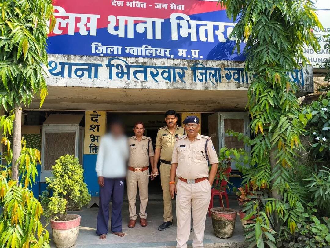 थाना भितरवार पुलिस की आरोपी के खिलाफ त्वरित कार्यवाही
मासूम नाबालिग बालिकाओं के साथ गलत नीयत से छेड़खानी करने वाले आरोपी को थाना भितरवार पुलिस ने किया गिरफ्तार
🔴 पुलिस द्वारा आरोपी को अपराध पंजीबद्ध होने के 24 घंटे के अंदर गिरफ्तार किया।
ग्वालियर।
घटना का संक्षिप्त विवरण:- फरियादिया रोशनी(परिवर्तित नाम) निवासी भितरवार जिला ग्वालियर ने थाना भितरवार में रिपोर्ट लेख कराई कि दिनांक 29.09.2026 की शाम को उसकी बेटी उम्र 07 वर्ष देवरानी की लडकी उम्र 06 वर्ष के साथ बाहर बने मंदिर पर खेल रही थी और मैं अपने घर का काम कर रही थी। तभी मुझे बच्चियों की चिल्लाने की आवाज सुनाई दी तो मै मंदिर पर पहुंची तो मैने देखा कि मेरे गांव का भगवान सिंह मेरी दोनों बच्चियों को अपनी बाहों मे कसकर बुरी नियत से पकडे हुये था और उन्हे गलत नीयत से छू रहा था। जब मै पहुंची तो मुझे देखकर वह दोनों बच्चियों को वही पर छोडकर भाग गया फिर मेरी दोनांे बच्चियो ने मुझे बताया कि उसने नमकीन बिस्कुट दिये और अपने पास बुला लिया और उन दोनों के साथ छेडखानी की गई है। फरियादिया की रिपोर्ट पर से थाना भितरवार में आरोपी के खिलाफ अप0क्र0-396/26 धारा 74 बीएनएस, धारा 7,8 पॉक्सो एक्ट का पंजीबद्ध कर विवेचना में लिया गया।
उक्त मामला संज्ञान में आने पर वरिष्ठ पुलिस अधीक्षक ग्वालियर श्री धर्मवीर सिंह,भापुसे के द्वारा अतिरिक्त पुलिस अधीक्षक देहात श्री जयराज कुबेर को थाना भितरवार पुलिस की टीम से उक्त प्रकरण में वांछित आरोपी की शीघ्र गिरफ्तारी के निर्देश दिये। वरिष्ठ अधिकारियों के निर्देशानुसार एसडीओपी भितरवार श्री गगन हनवत के कुशल मार्गदर्शन में थाना प्रभारी भितरवार उनि0 बलवीर मावई के नेतृत्व में थाना बल की टीम को उक्त प्रकरण में वांछित आरोपी को पकड़ने हेतु लगाया।
दौराने विवेचना आज दिनांक 30.09.2026 को पुलिस द्वारा उक्त प्रकरण में वांछित आरोपी को ग्राम मोहनगढ़ भितरवार से पकड़ लिया गया। पूछताछ में उसने अपना नाम भगवान सिंह पुत्र सेवाराम बाथम उम्र 35 साल निवासी मोहनगढ़ भितरवार जिला ग्वालियर का होना बताया। पकड़े गये आरोपी से उक्त प्रकरण के संबंध में गहनता से पूछताछ करने पर उसके द्वारा उक्त अपराध कारित करना स्वीकार किया। जिस पर से पुलिस द्वारा आरोपी को थाना भितरवार के अपराध सदर में विधिवत गिरफ्तार किया गया।
गिरफ्तार आरोपीः- भगवान सिंह पुत्र सेवाराम बाथम उम्र 35 साल निवासी मोहनगढ़ भितरवार जिला ग्वालियर।
सराहनीय भूमिकाः-थाना प्रभारी भितरवार उनि0 बलवीर मावई, उनि0 जितेन्द्र भदौरिया, आर0 अशोक लोधी, नरेश तोमर, अनुज शर्मा, आरिफ खान की सराहनीय भूमिका रही। <nis:link nis:type=tag nis:id=mppolice nis:value=mppolice nis:enabled=true nis:link/>