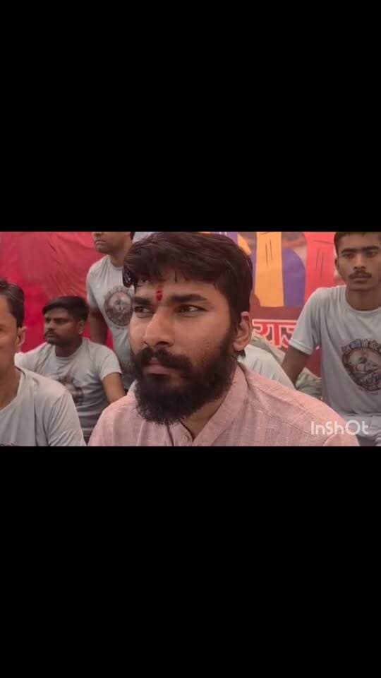 भिंड-लहार-कोंच-उरई रेल लाइन की मांग को लेकर लहार में गरजे लोग, गूंजा नारा— "रेल नहीं तो वोट नहीं"
🟰🟰🟰🟰🟰🟰🟰🟰🟰🟰
लहार..भिंड-लहार-कोंच-उरई रेल मार्ग की वर्षों पुरानी मांग को लेकर गुरुवार को लहार में जनाक्रोश फूट रहा है, चंबल बुंदेलखंड अंचल समग्र विकास जनमंच के तत्वावधान में नगर के चौपाटी स्थित सेल्फी पॉइंट पर आयोजित एक दिवसीय विशाल धरना प्रदर्शन में क्षेत्रवासी एकजुट होकर आवाज बुलंद कर रहे है,
सुबह 10 बजे से शुरू हुए इस महा-आंदोलन में भारी संख्या में स्थानीय नागरिक, किसान, व्यापारी और युवा शामिल हुए। प्रदर्शनकारियों ने शासन-प्रशासन के खिलाफ नारेबाजी करते हुए दो टूक शब्दों में ऐलान किया कि यदि यह परियोजना जल्द धरातल पर नहीं उतरी, तो वे आगामी चुनावों का पूरी तरह बहिष्कार करेंगे,जनमंच के अध्यक्ष गुलाब सिंह राजावत ने धरने को संबोधित करते हुए कहा कि चंबल और बुंदेलखंड अंचल के समग्र विकास और बेहतर कनेक्टिविटी के लिए यह रेल मार्ग जीवनरेखा साबित हो सकता है। दशकों से सरकारें केवल आश्वासन देती आ रही हैं, जिससे जनता में भारी रोष है।
शाम 5 बजे तक चलेगा धरना प्रदर्शन.. सुबह 10:00 बजे से शाम 05:00 बजे तक चल रहे इस शांतिपूर्ण प्रदर्शन के दौरान वक्ताओं ने कहा कि यह रेल लाइन जुड़ने से क्षेत्र में व्यापार, शिक्षा और रोजगार के नए अवसर खुलेंगे,जनमंच के पदाधिकारियों ने स्पष्ट चेतावनी दी कि यदि सरकार ने जल्द इस परियोजना पर ठोस कदम नहीं उठाया, तो इस आंदोलन को बड़े स्तर पर ले जाकर पूरे अंचल में प्रदर्शन किया जाएगा।